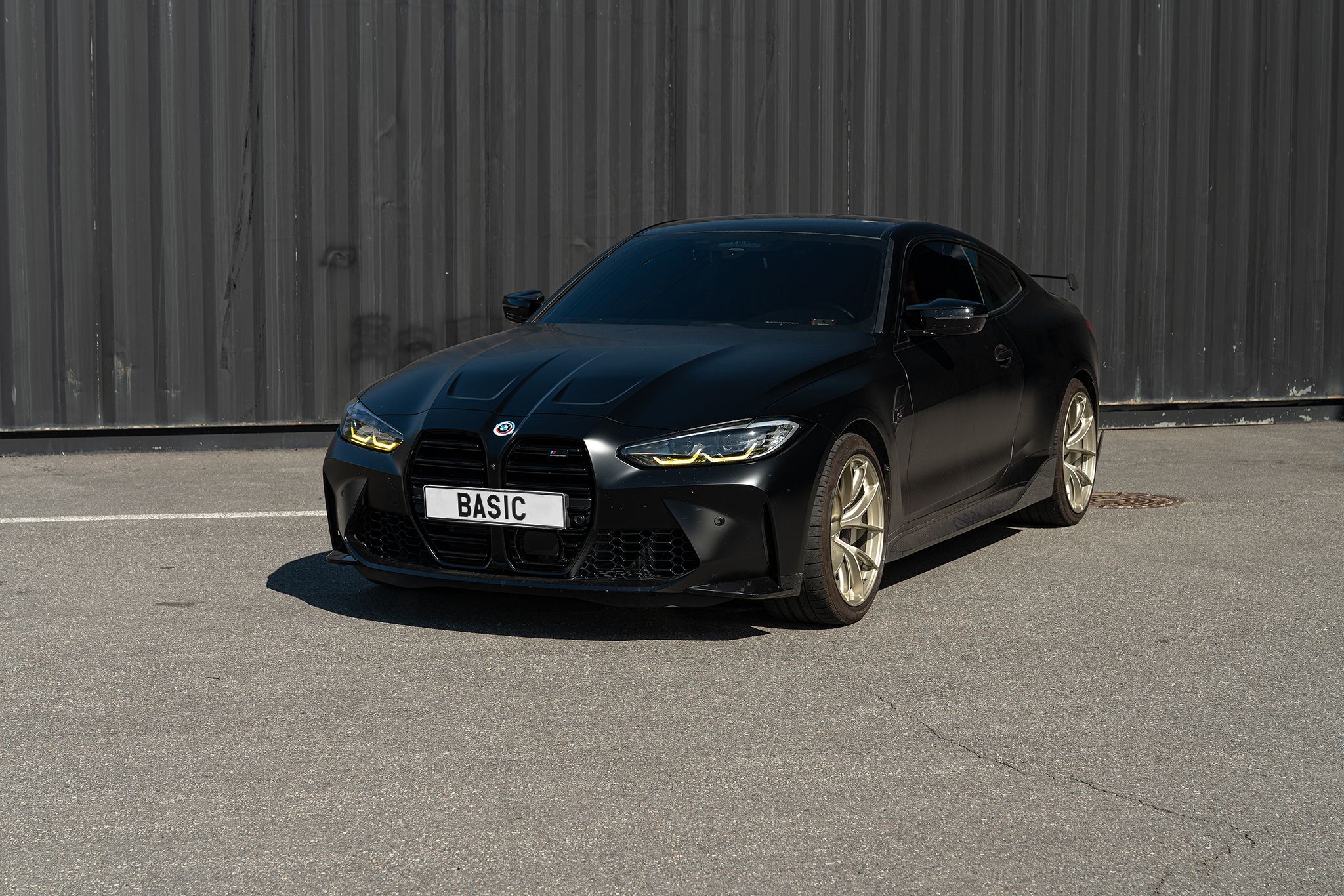 Black BMW G82 Coupe M4 with 19"/20" VS-5RS Apex wheels in Motorsport Gold