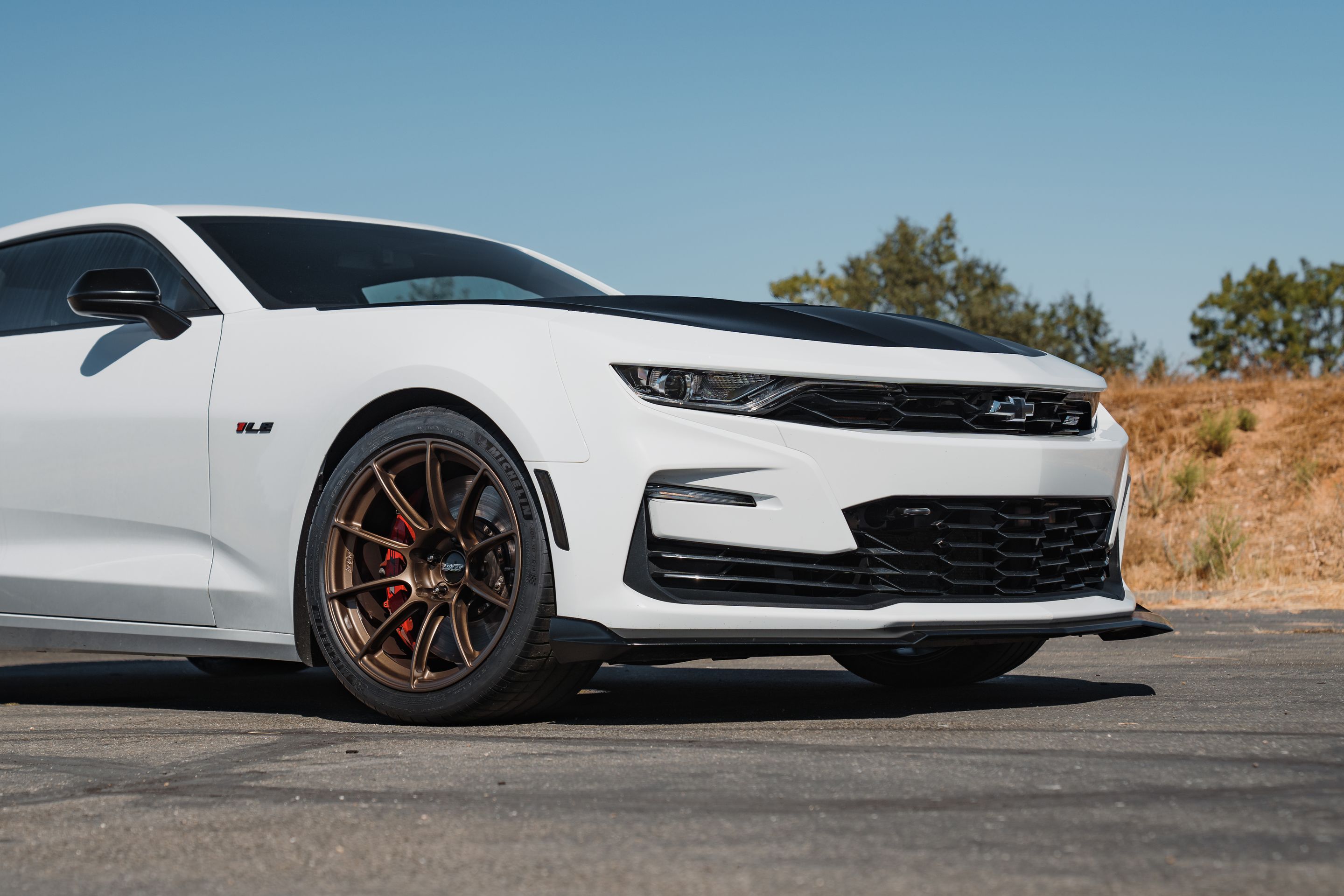 White Chevrolet 6th Gen Camaro SS 1LE with 19" SM-10RS Apex wheels in Satin Bronze