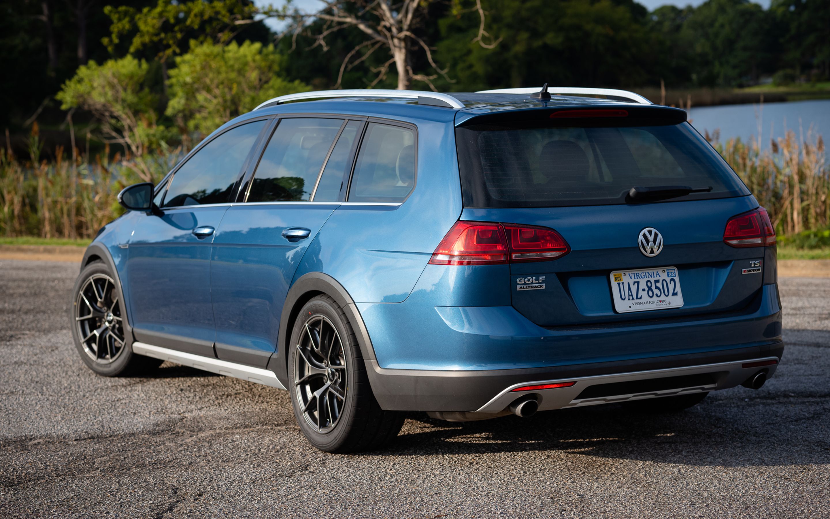 Blue VW MK7 Alltrack/SportWagen Alltrack with 17" VS-5RS Apex wheels in Anthracite