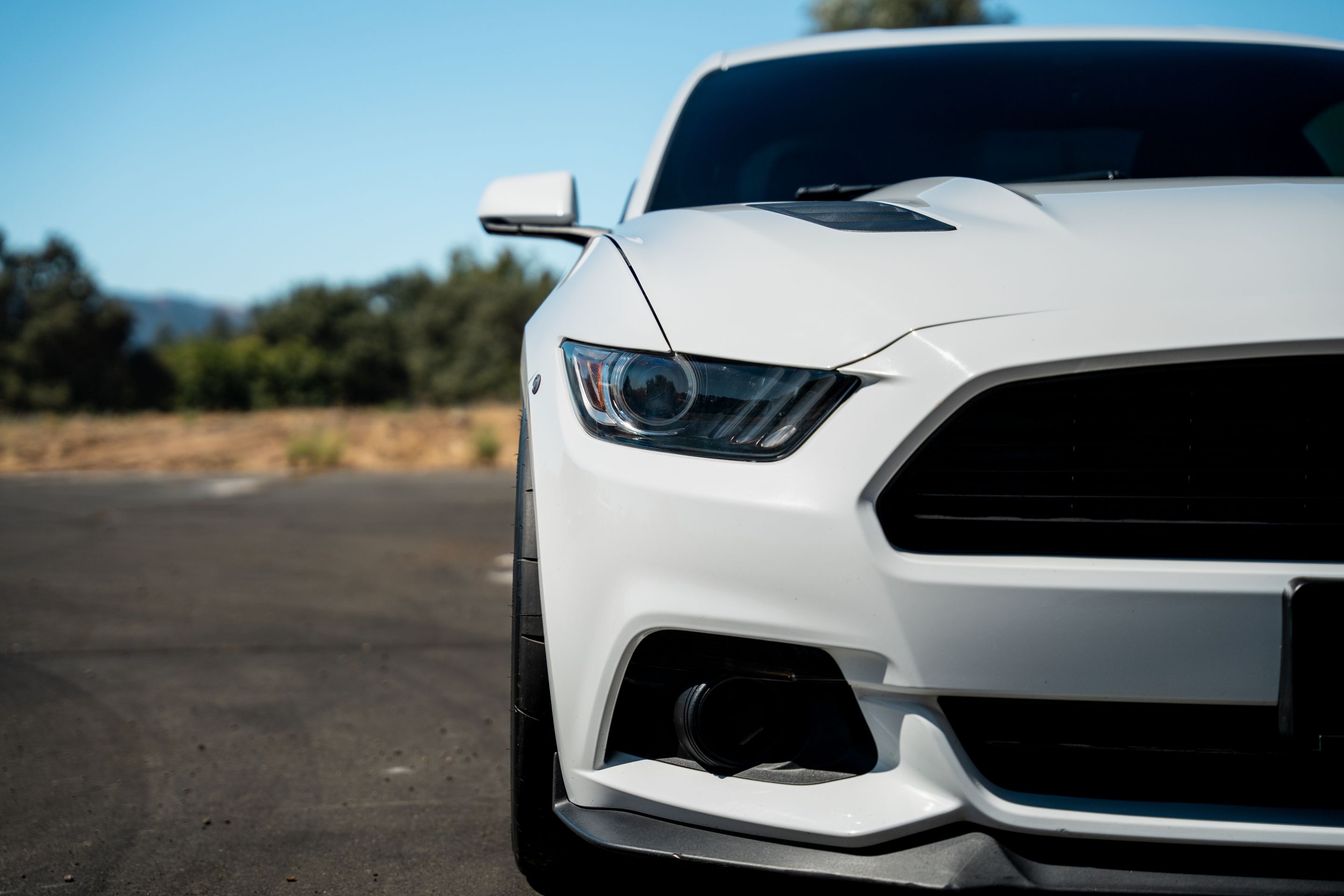 White Ford S550 Mustang GT with 18" VS-5 Apex wheels in Anthracite