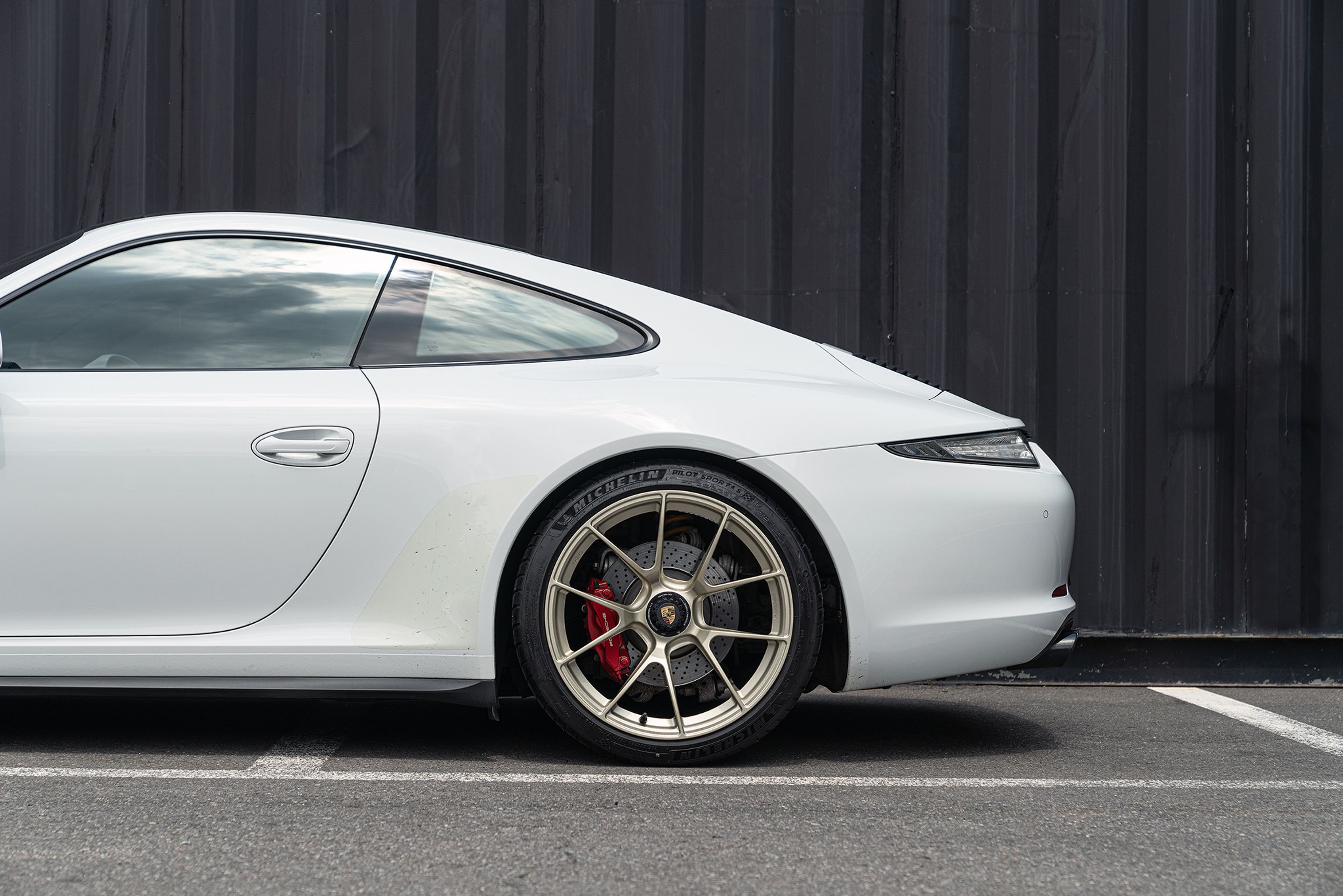 White Porsche 911 991.1 Carrera GTS with 20" VS-5RS Apex wheels in Motorsport Gold