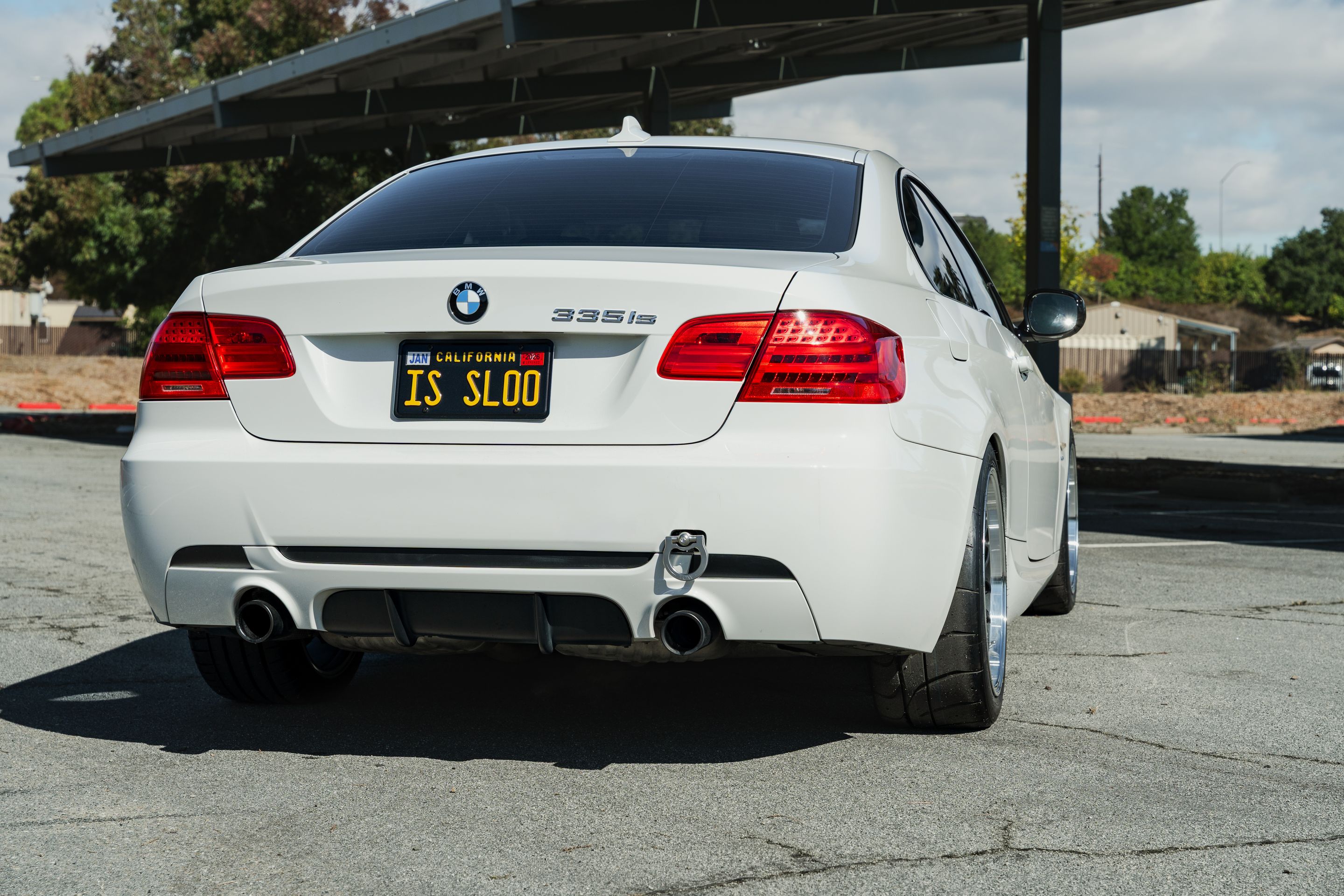 White BMW 3 Series with 18" ML-7RT Apex wheels in Machined Lip Anthracite