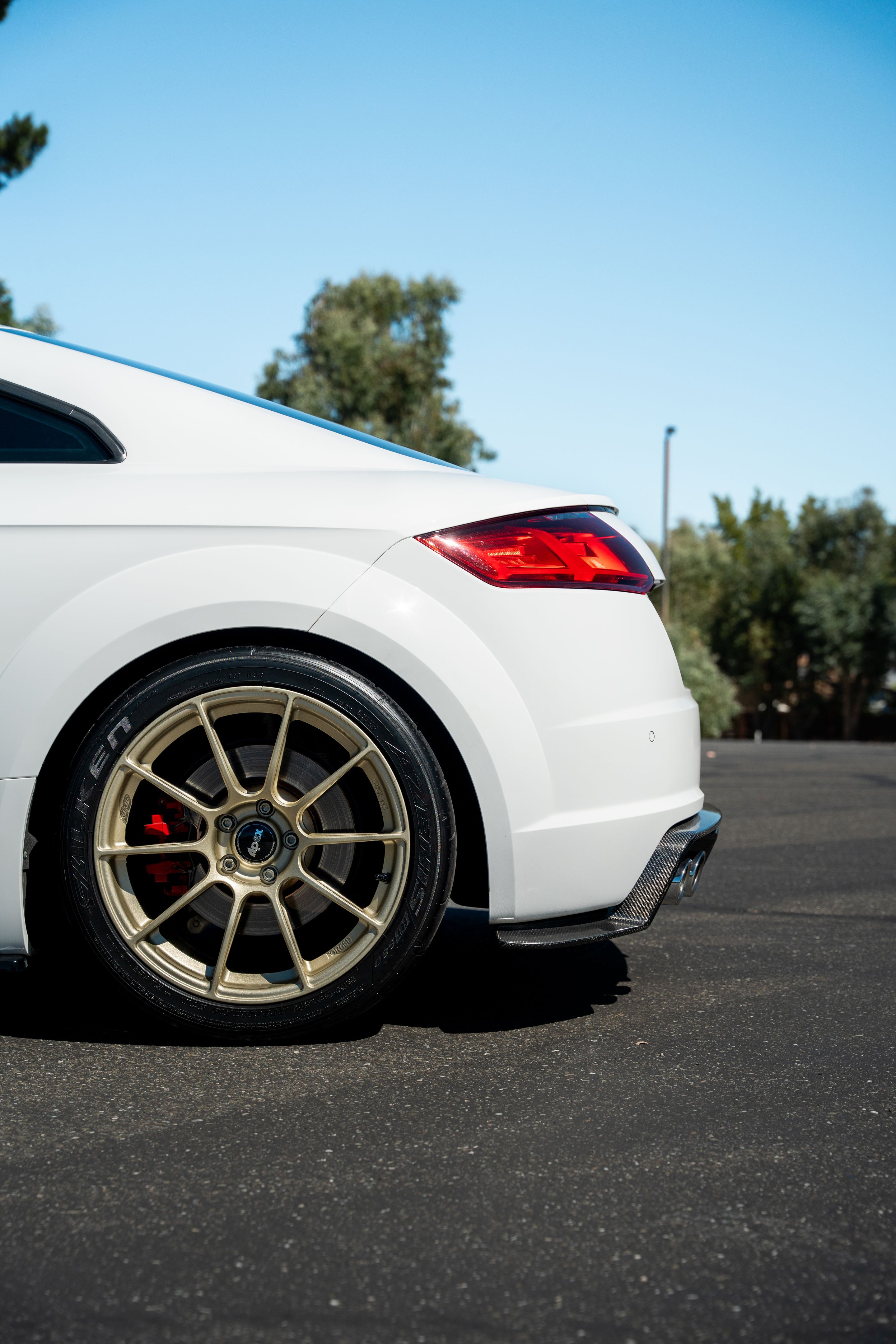 White Audi 8S TTS with 18" SM-10RS Apex wheels in Motorsport Gold