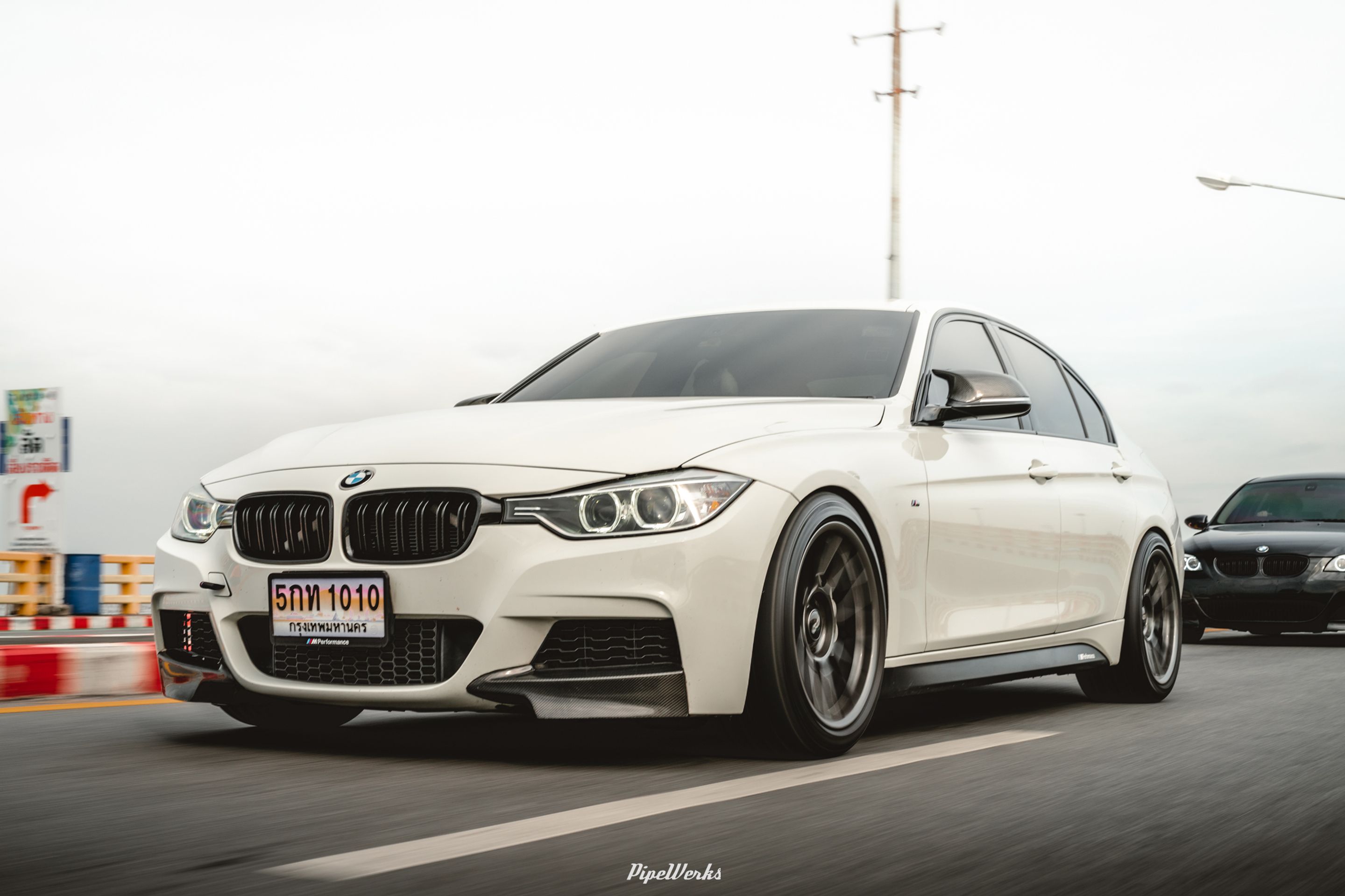 White BMW F30 Sedan 3 Series with 18" ARC-8 Apex wheels in Anthracite