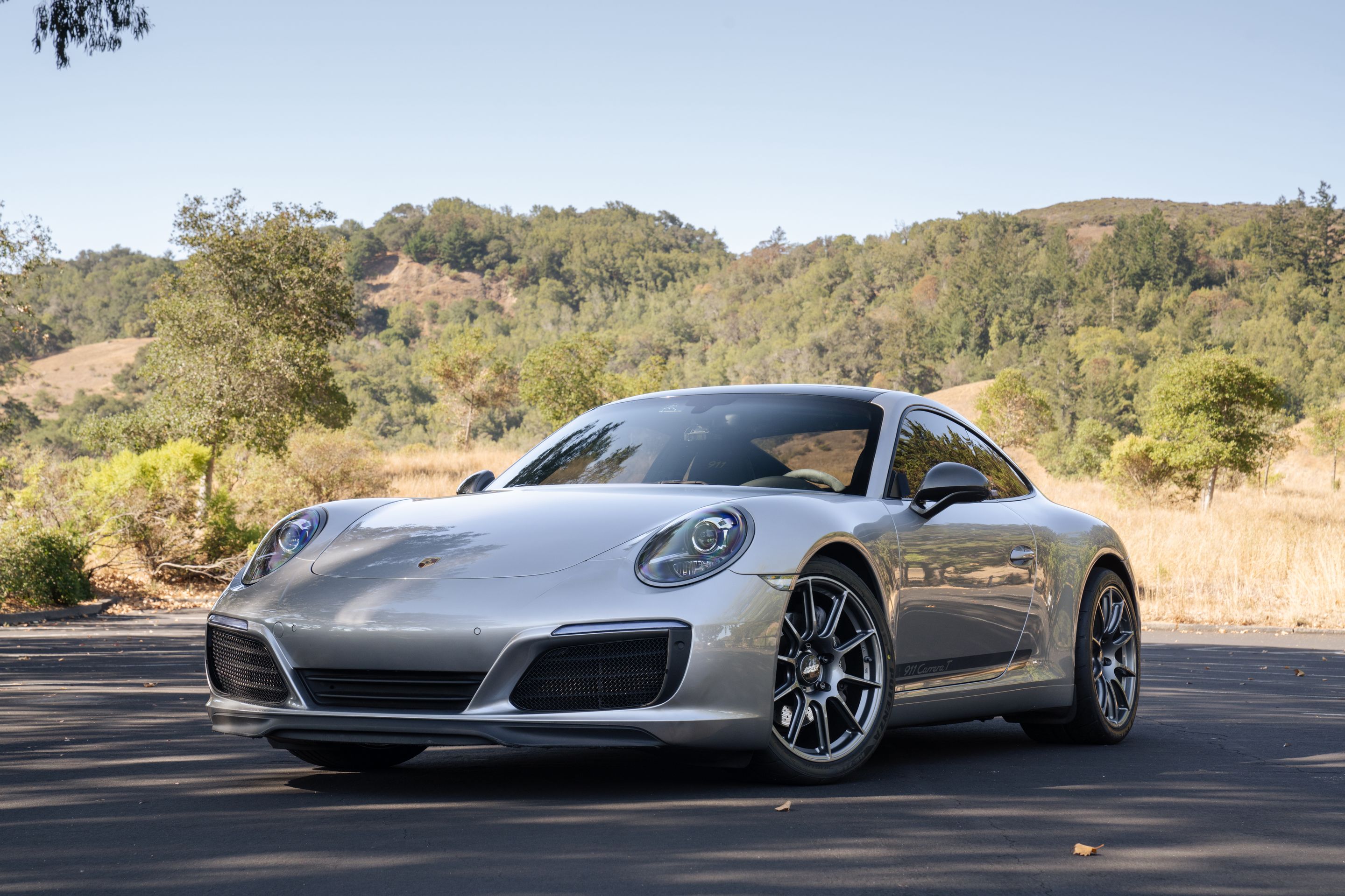 Silver Porsche 911 991.2 Carrera T with 19" SM-10 Apex wheels in Anthracite