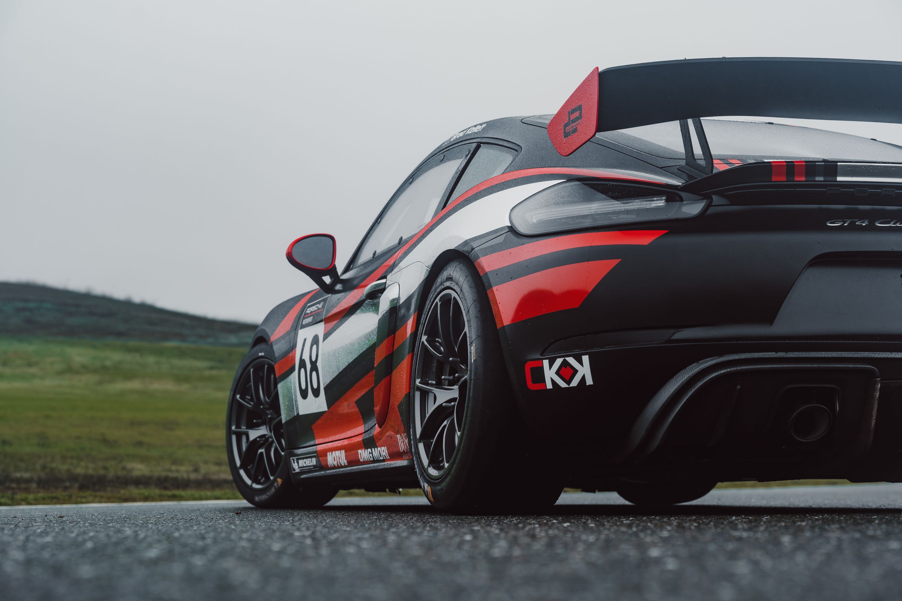 Black Porsche 718 Cayman GT4 Clubsport with 18" VS-5RE Apex wheels in Anthracite