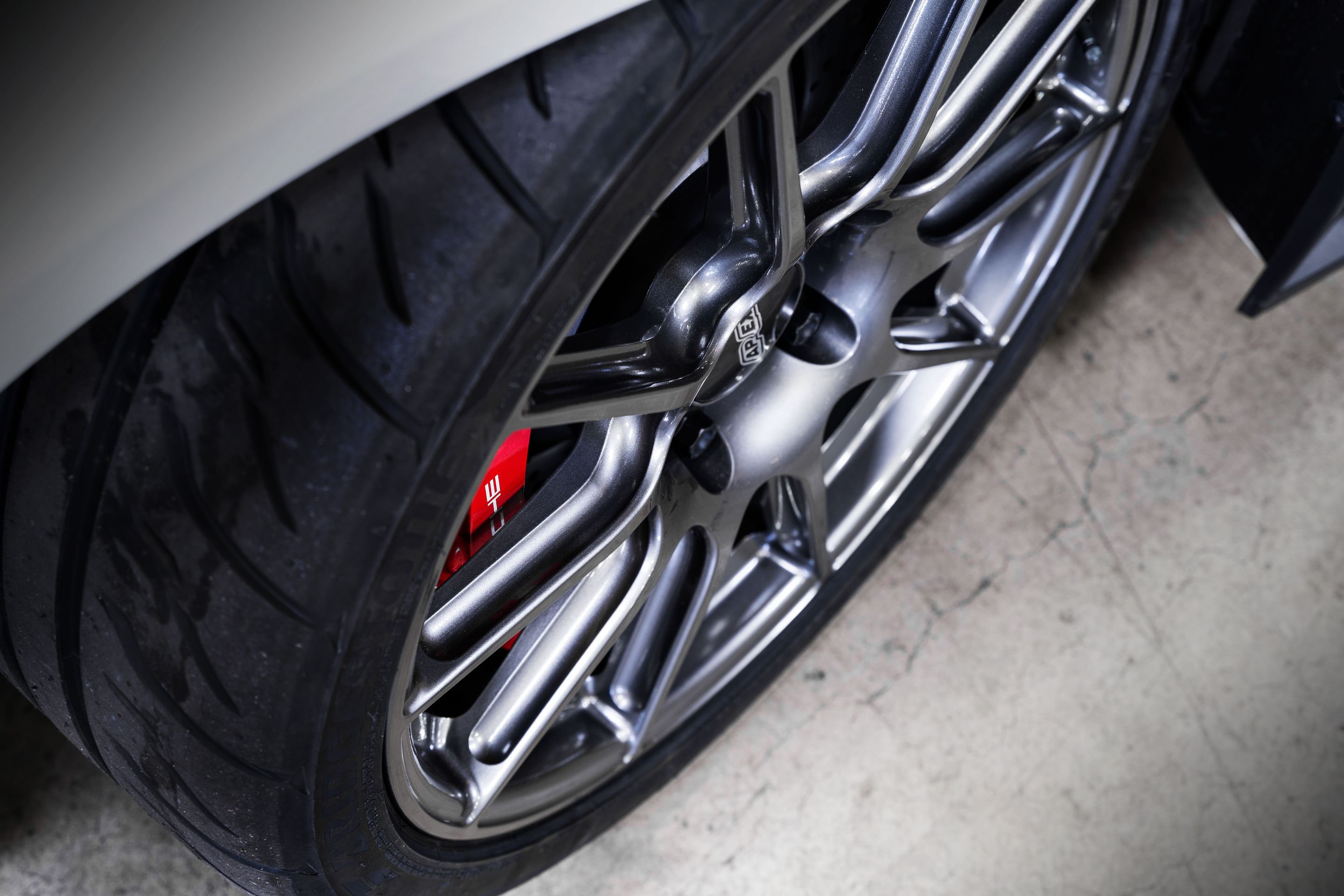 White Porsche 718 Cayman GT4 with 19" SM-10 Apex wheels in Anthracite