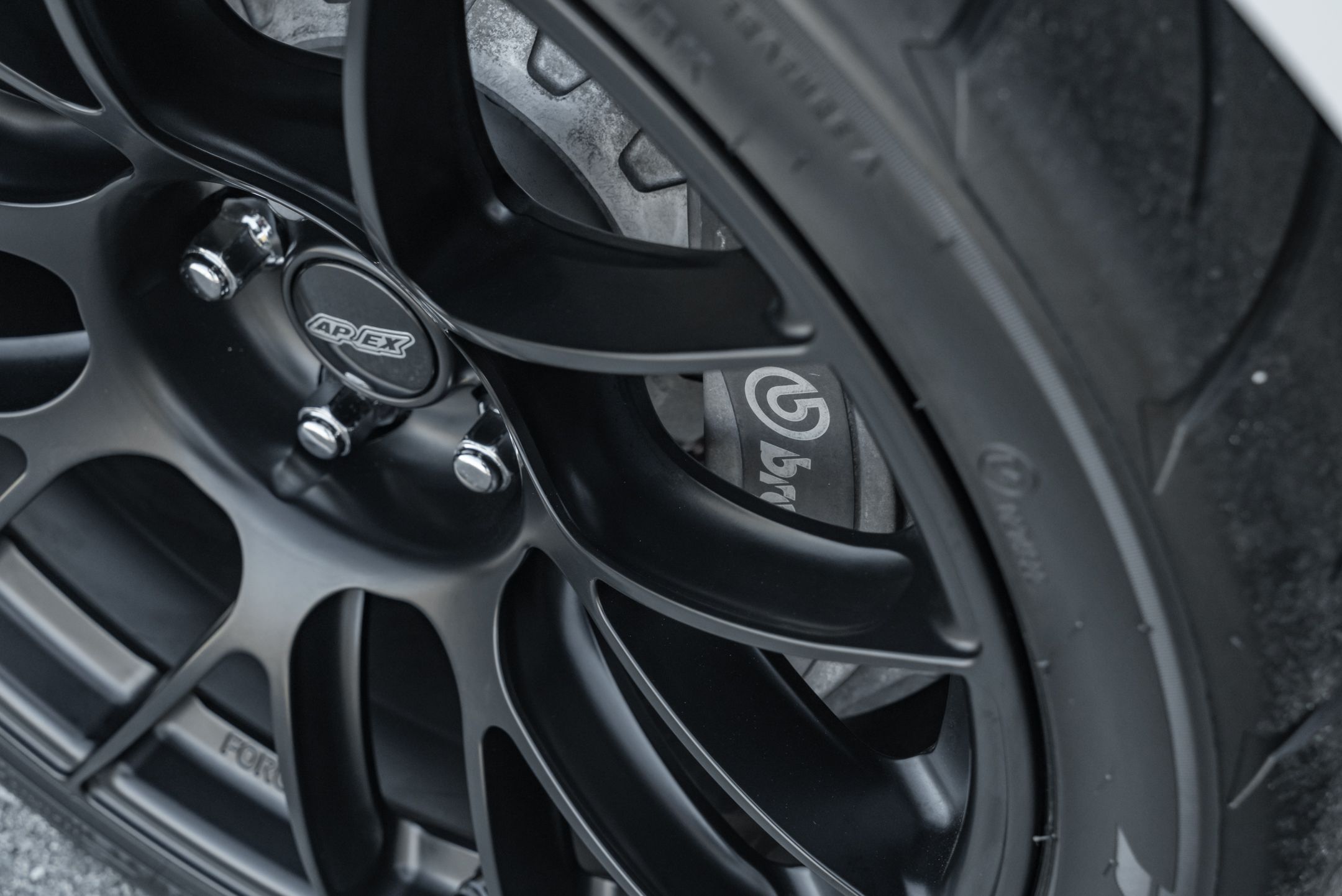 White Ford S550 Mustang GT350 with 19" EC-7RS Apex wheels in Satin Black