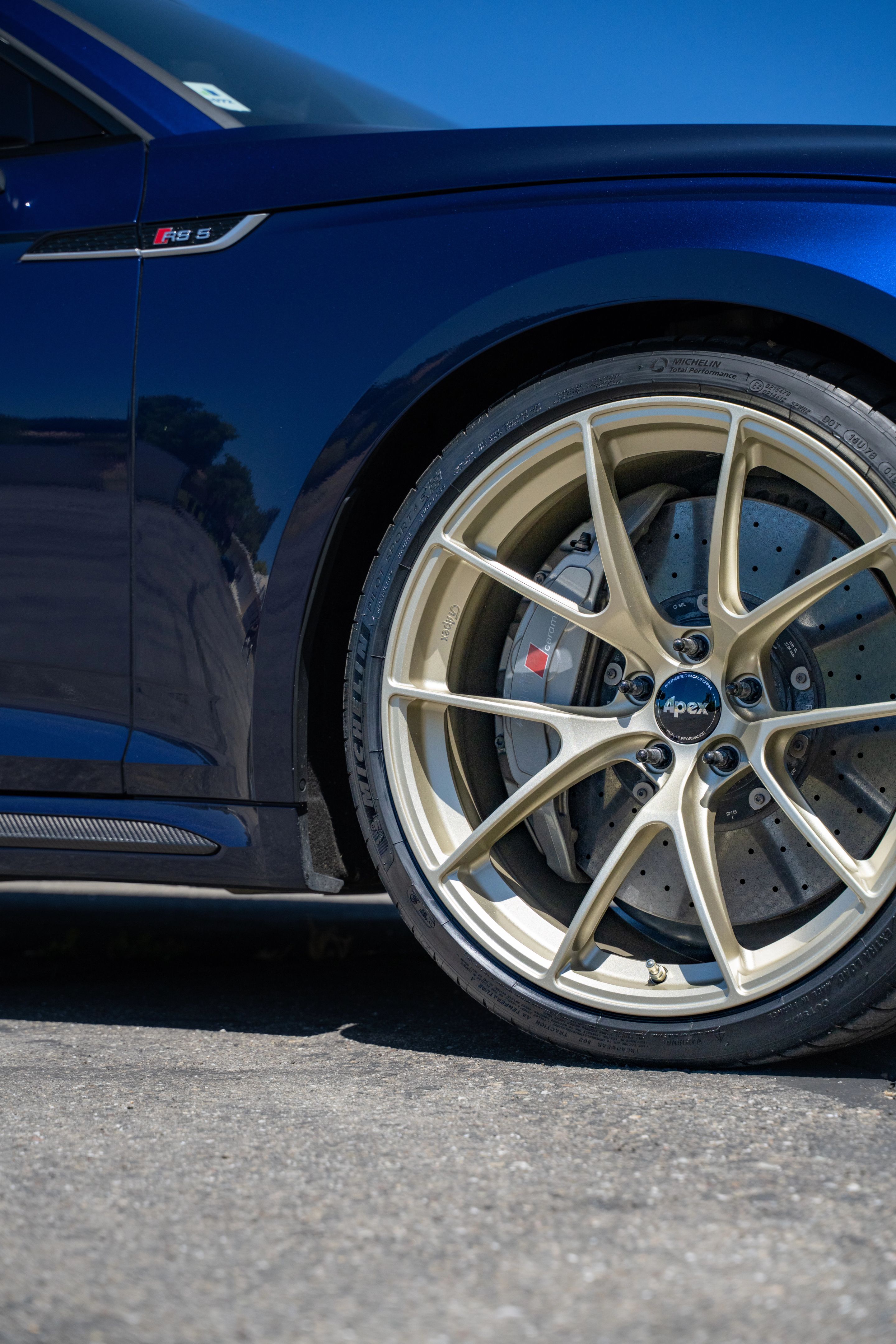 Blue Audi B9 RS 5 Sportback with 20" VS-5RS Apex wheels in Motorsport Gold