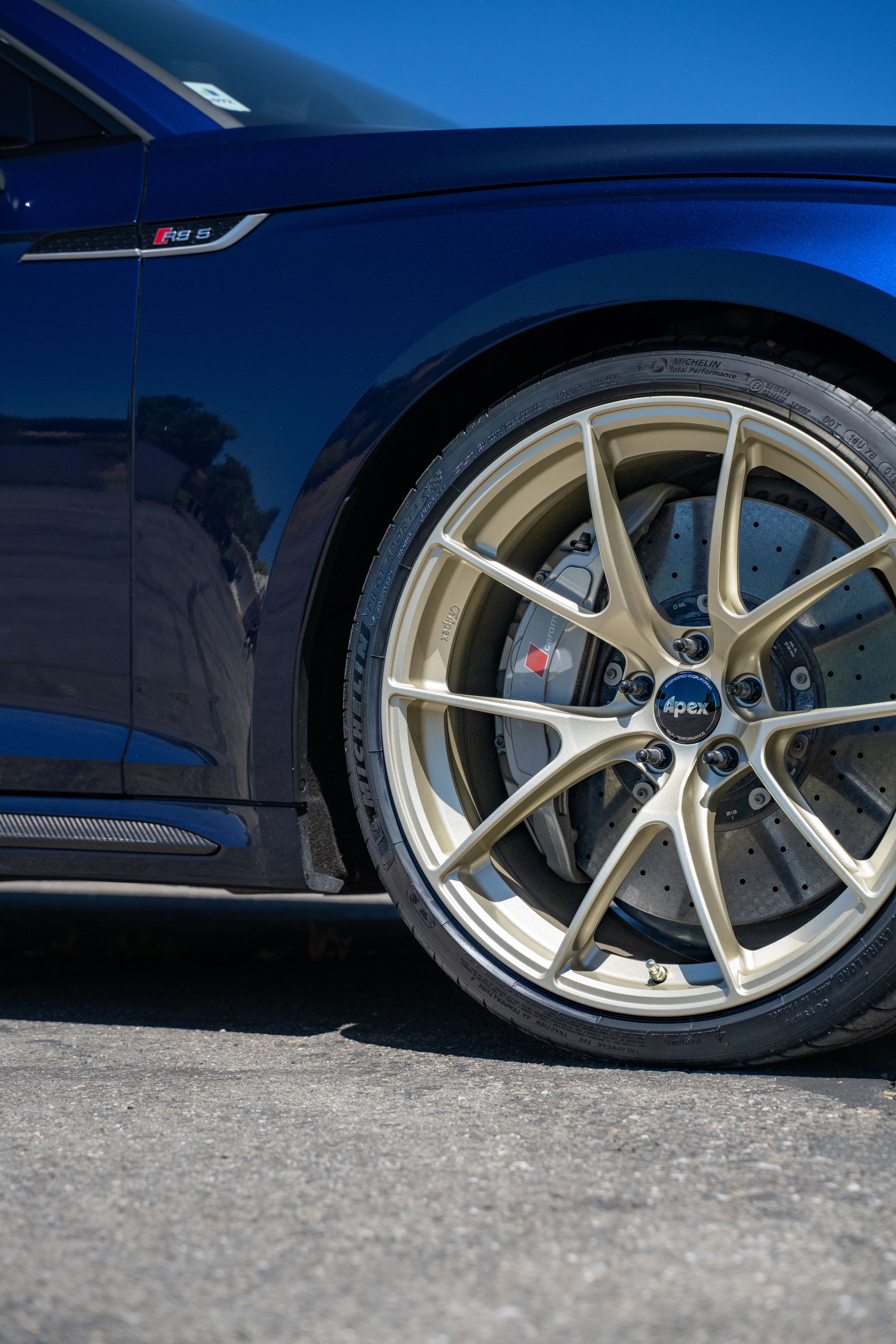 Blue Audi B9 RS 5 Sportback with 20" VS-5RS Apex wheels in Motorsport Gold