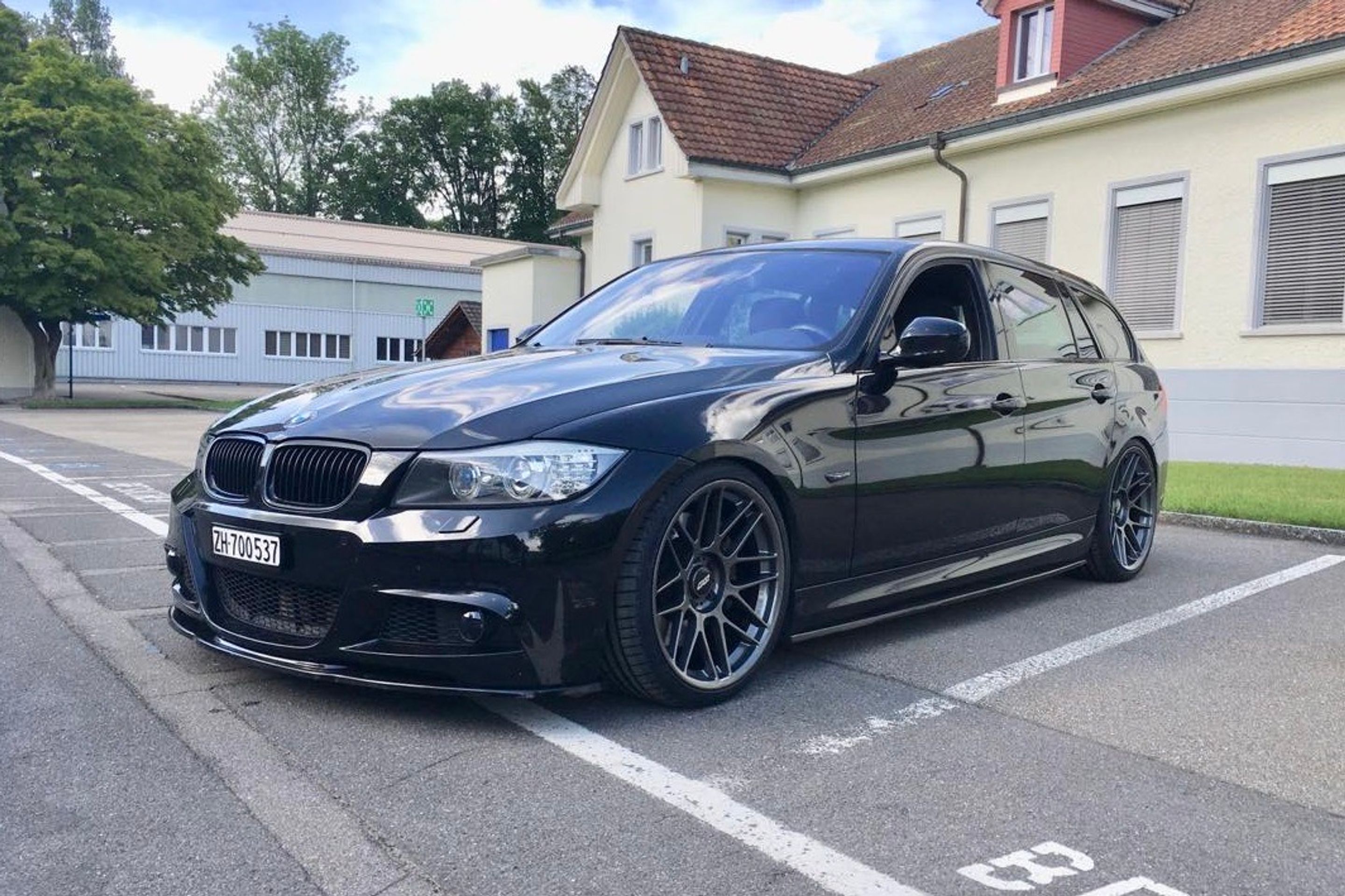 Black BMW E91 LCI Wagon 3 Series with 19" ARC-8 Apex wheels in Anthracite