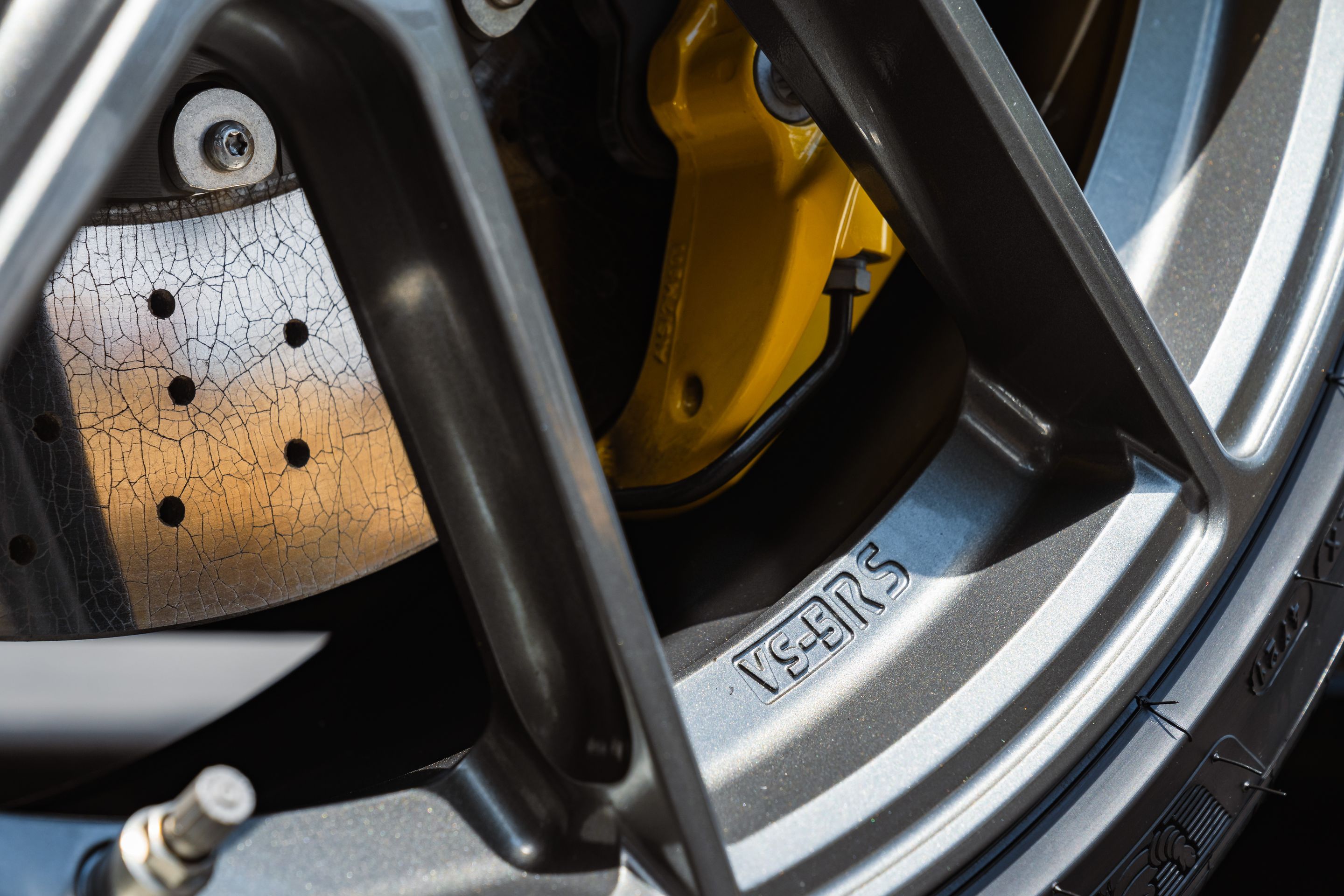 Blue Porsche 718 Spyder with 20" VS-5RS Apex wheels in Anthracite