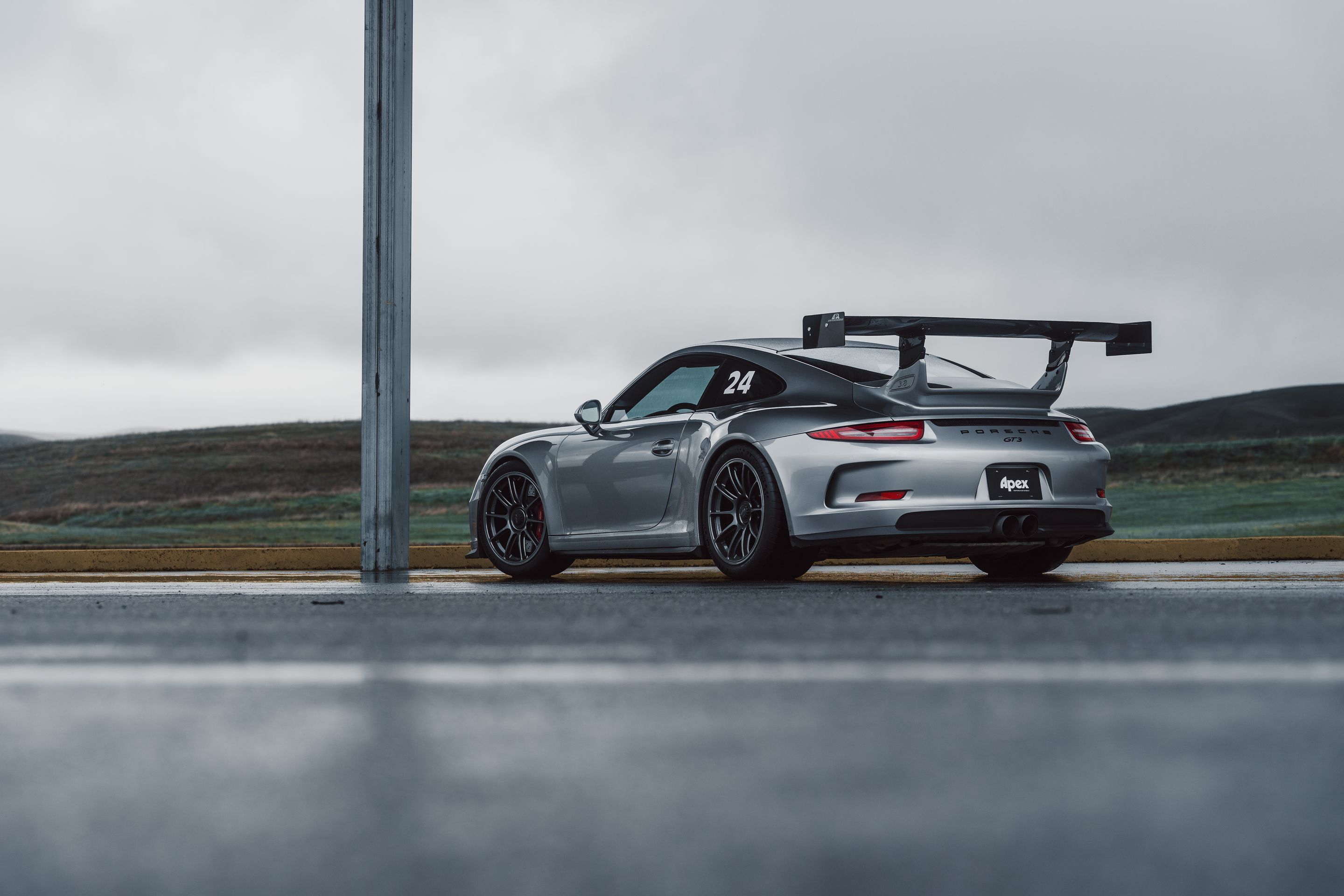 Silver Porsche 911 991.1 GT3 with 19" SM-10RE Apex wheels in Anthracite