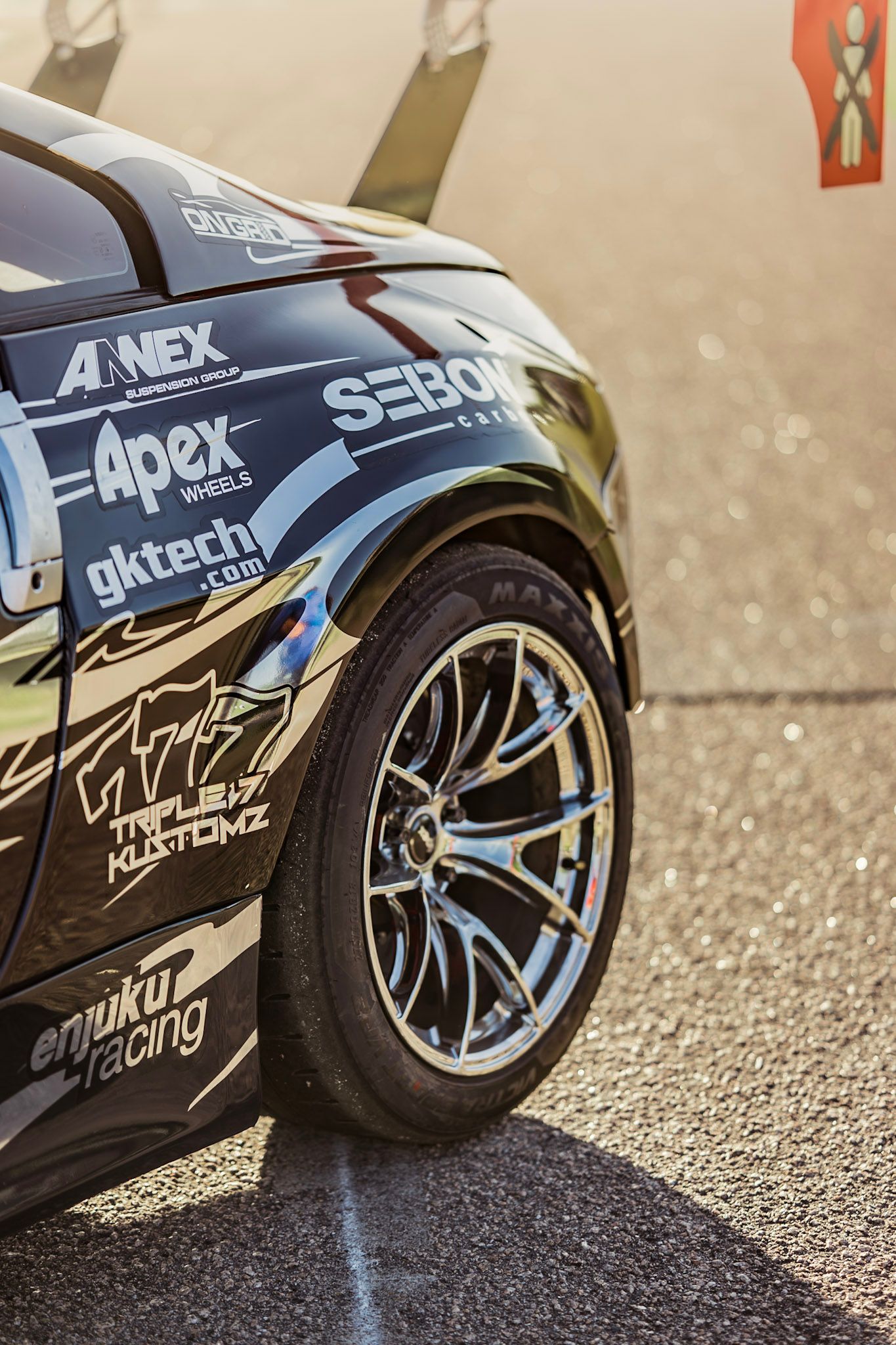 Race Livery Nissan 350Z with 18" VS-5RS Apex wheels in Custom Finish