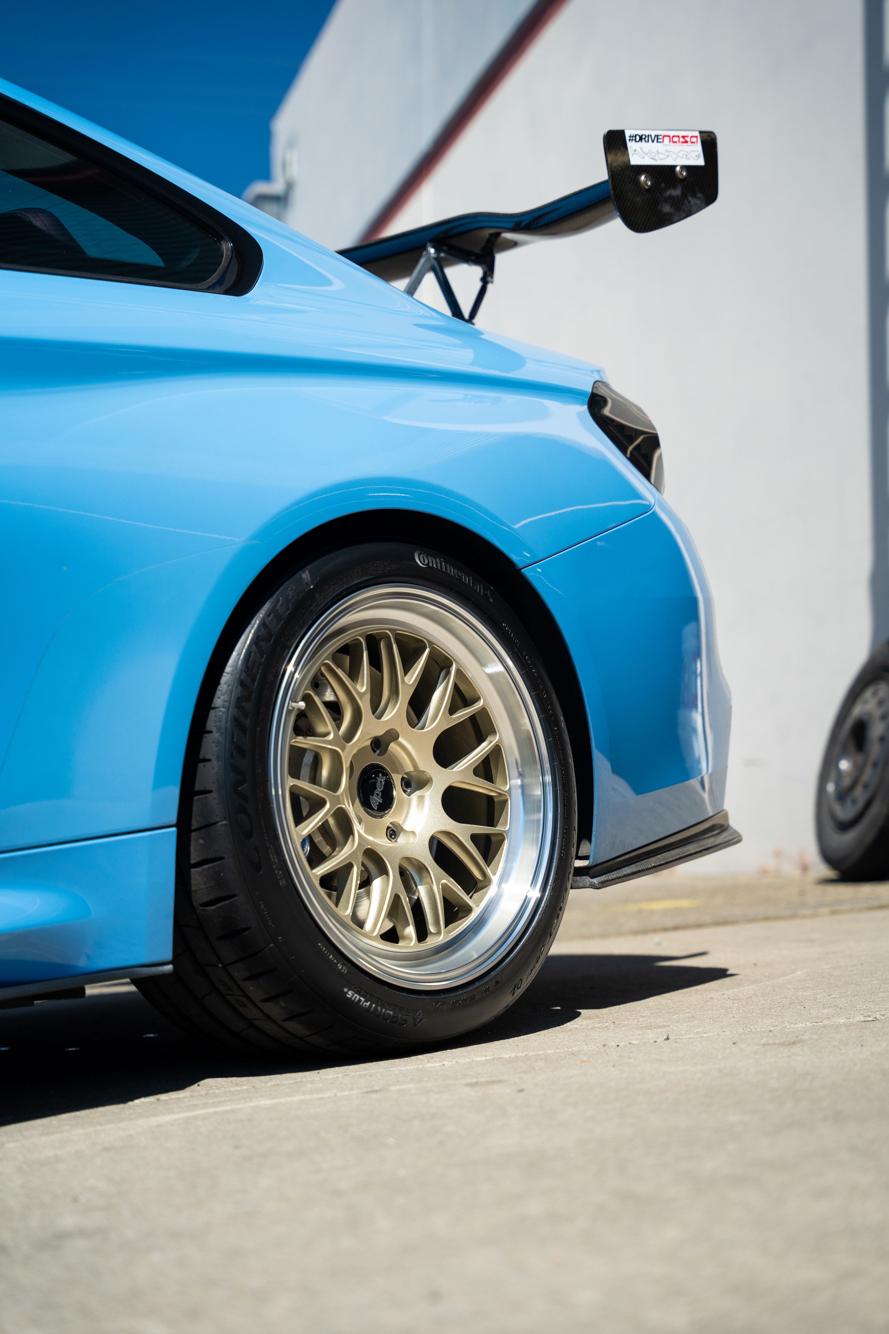 Blue BMW F82 Coupe M4 with 18" ML-10RT Apex wheels in Machined Lip Gloss Motorsport Gold