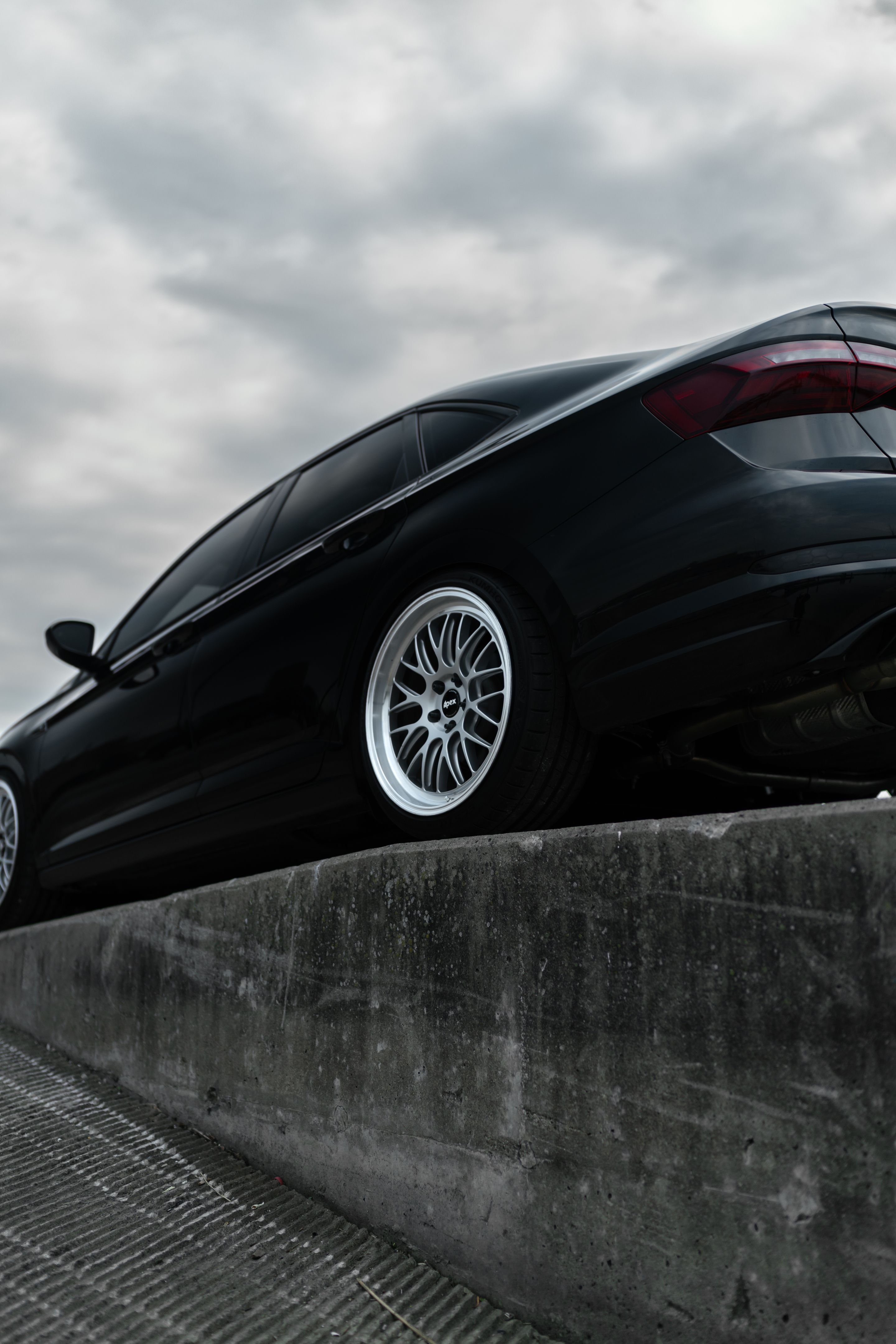 Black VW MK7 Jetta with 19" ML-10RT Apex wheels in Machined Lip Race Silver