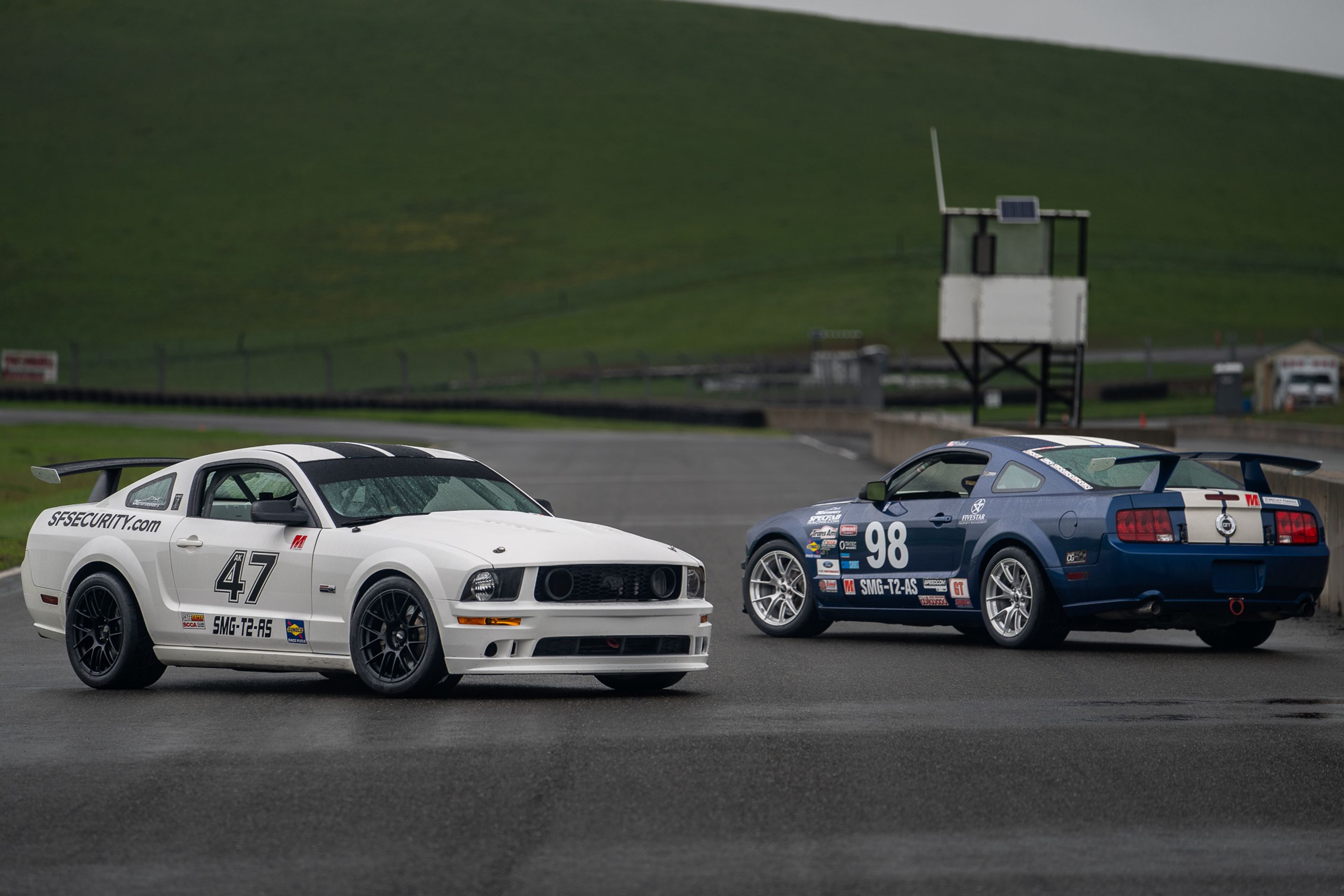 White Ford S197 Mustang GT with 18" EC-7RS Apex wheels in Satin Black
