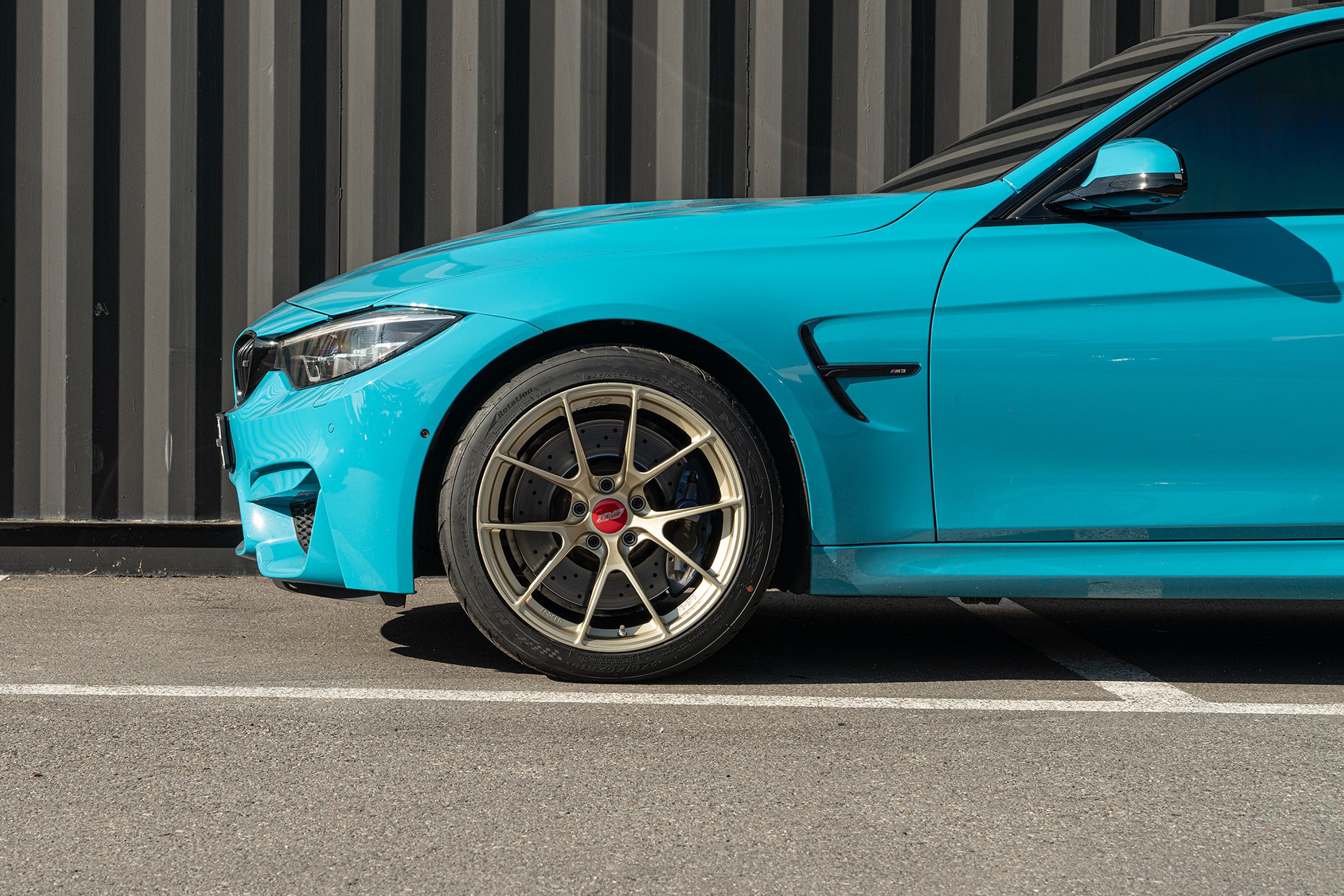 Blue BMW F80 M3 with 19" VS-5RS Apex wheels in Motorsport Gold