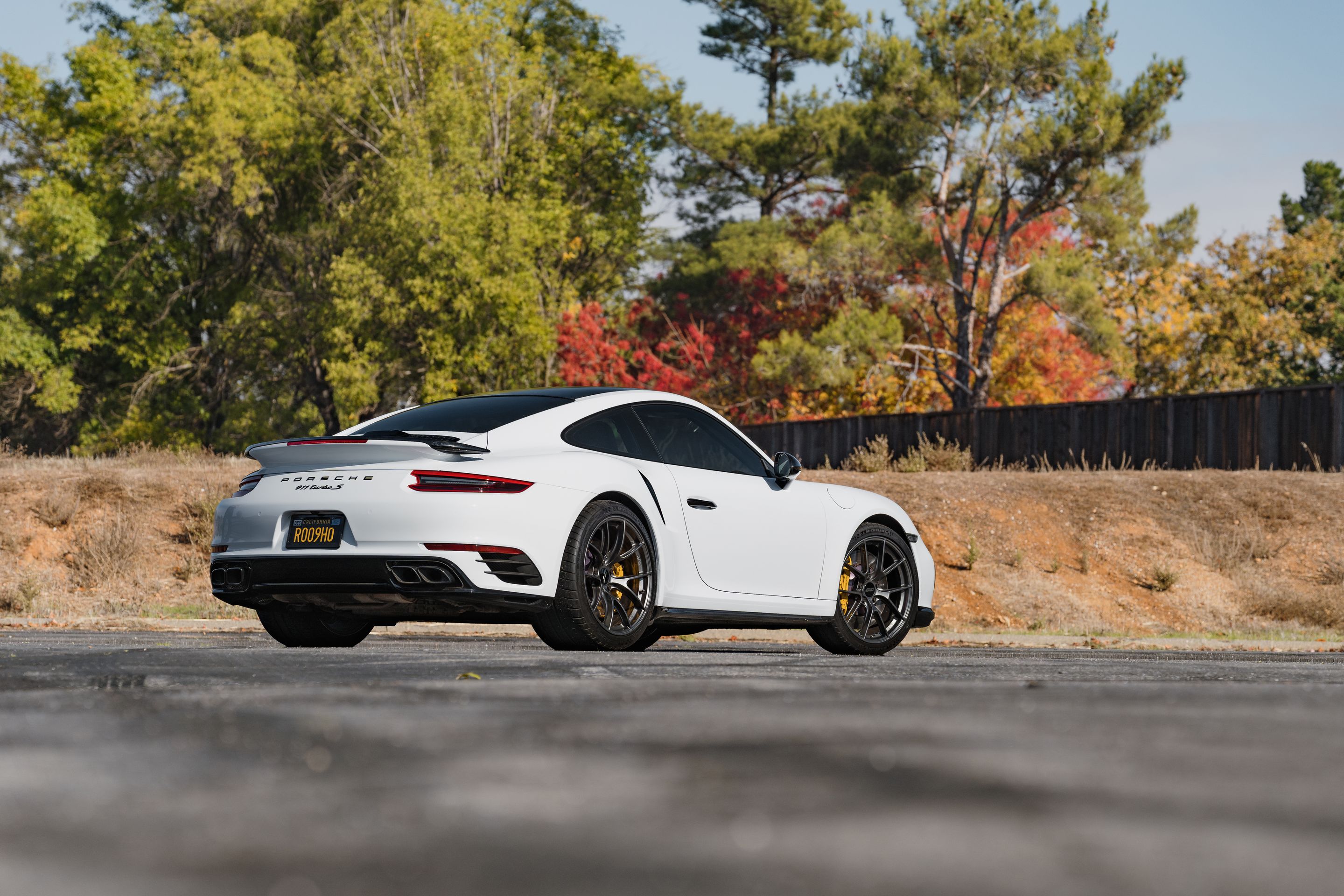 White Porsche 911 991.2 Turbo S with 20" VS-5RS Apex wheels in Anthracite