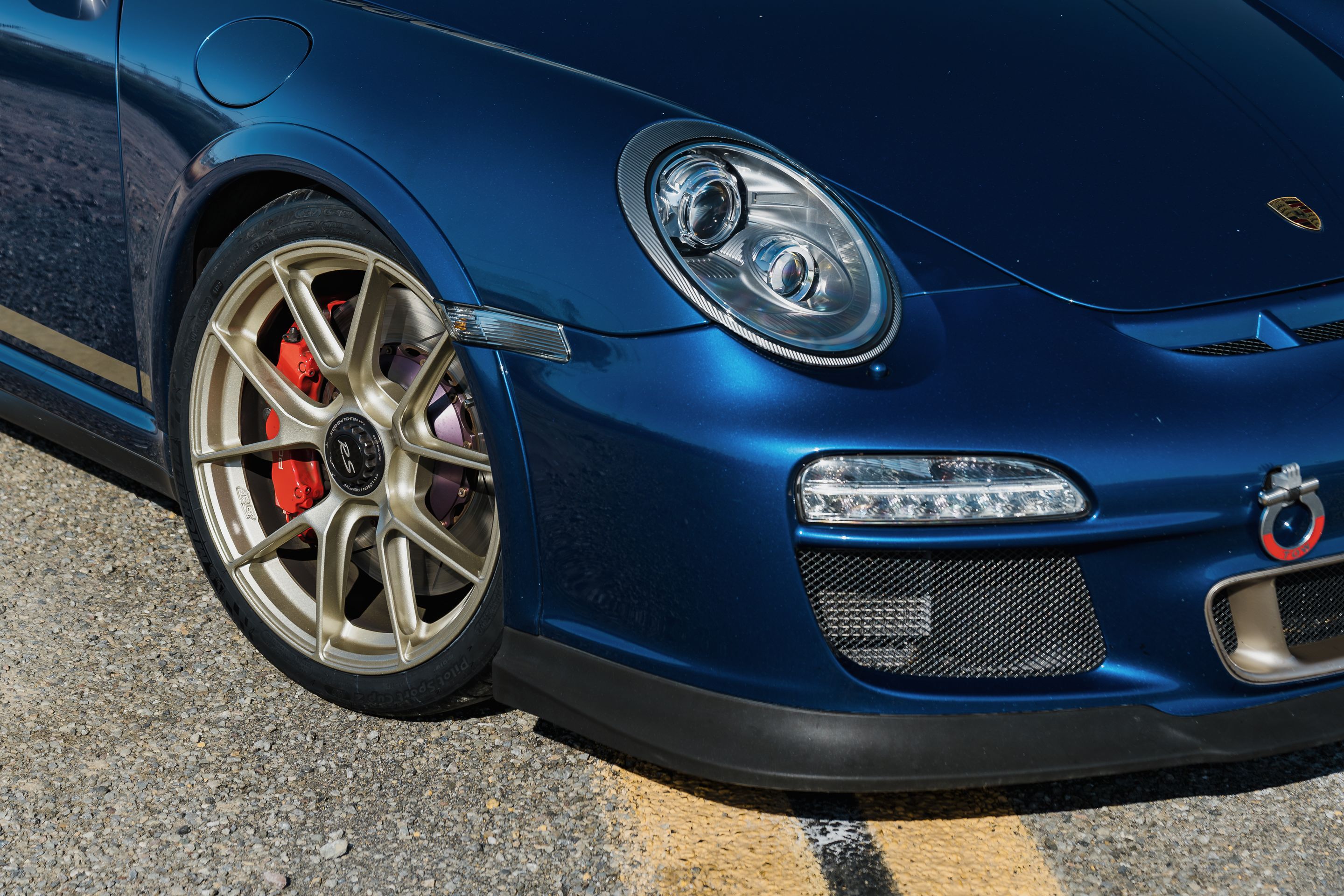 Blue Porsche 911 997 GT3 RS with 19" VS-5RS Apex wheels in Motorsport Gold
