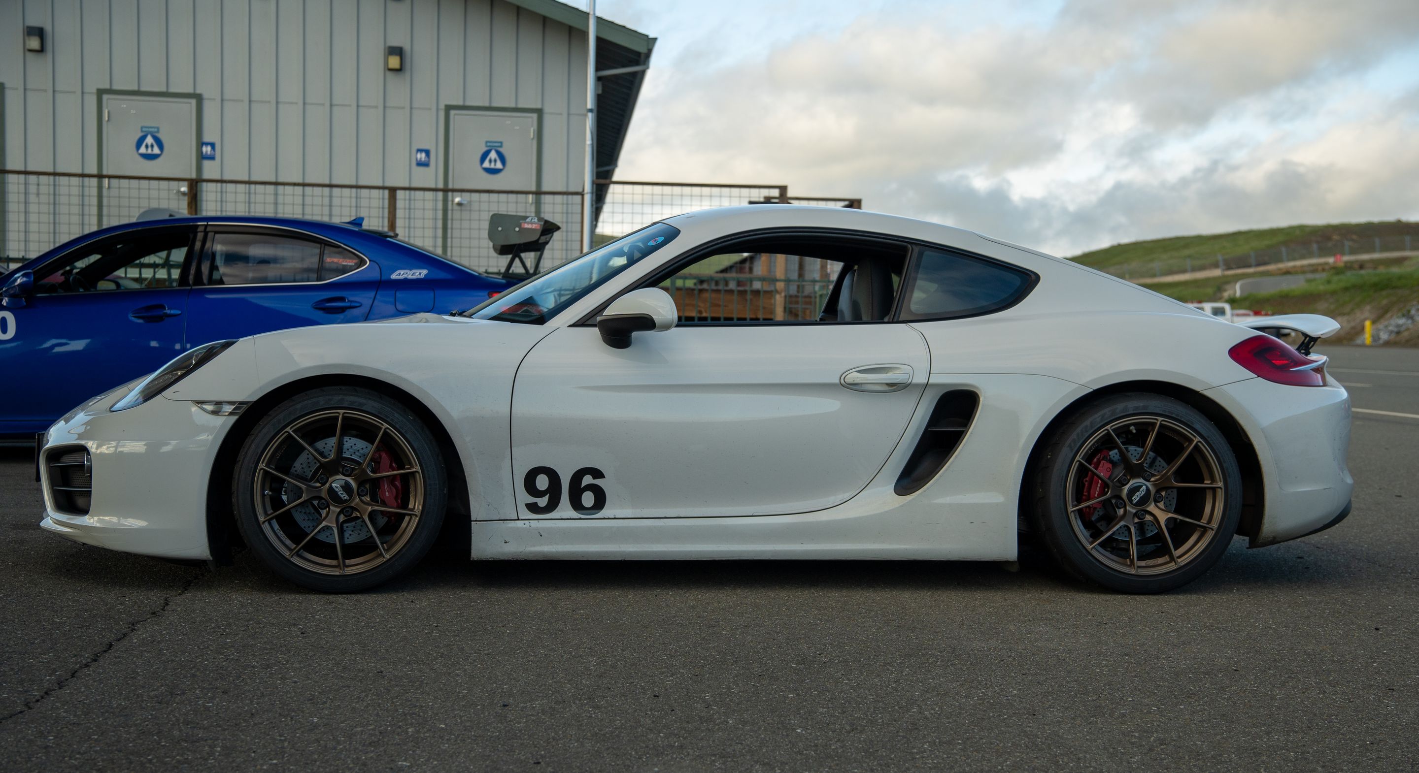White Porsche 981 Cayman S with 18" VS-5RS Apex wheels in Satin Bronze