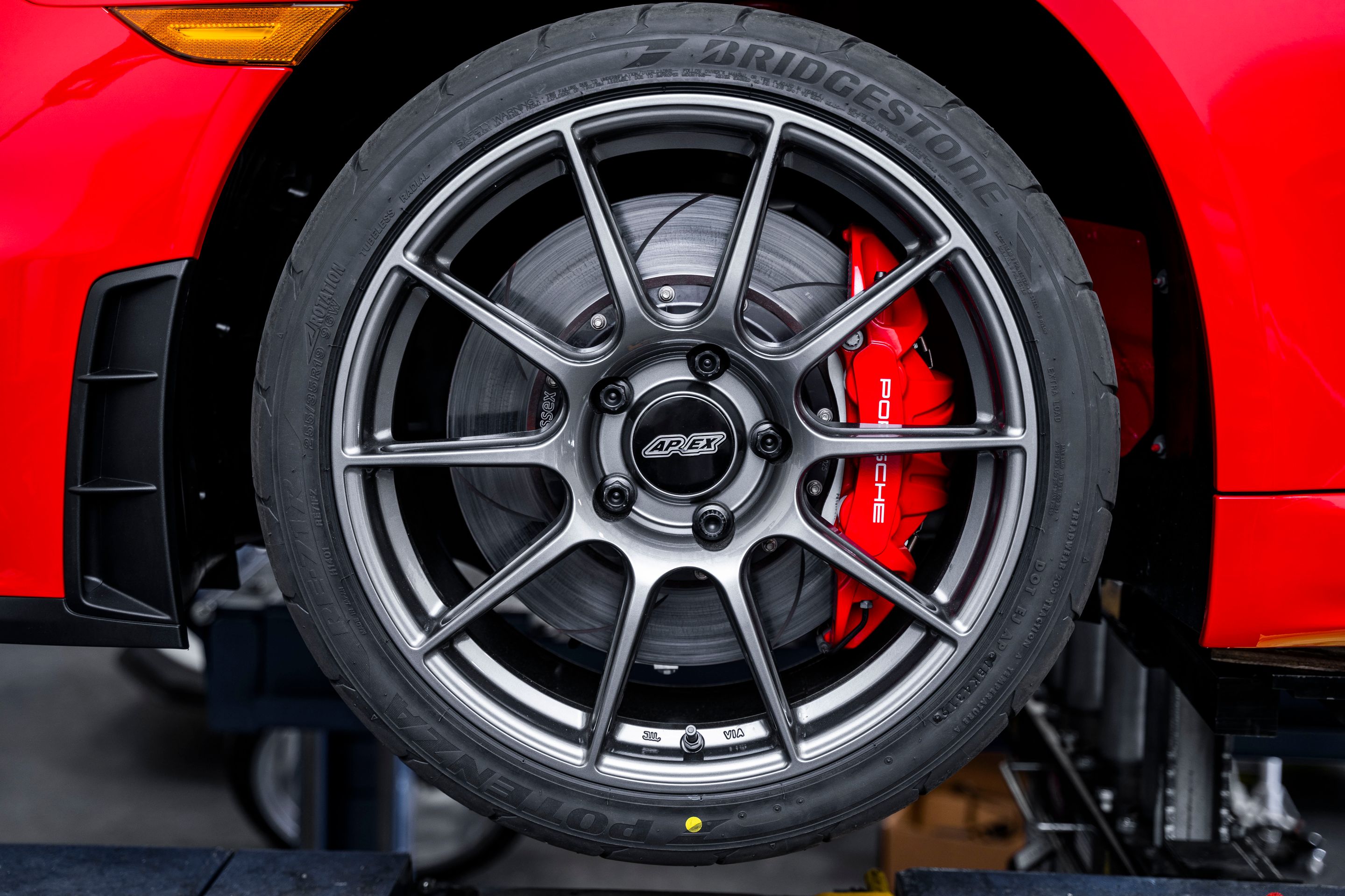 Red Porsche 718 Cayman GT4 with 19" SM-10 Apex wheels in Anthracite