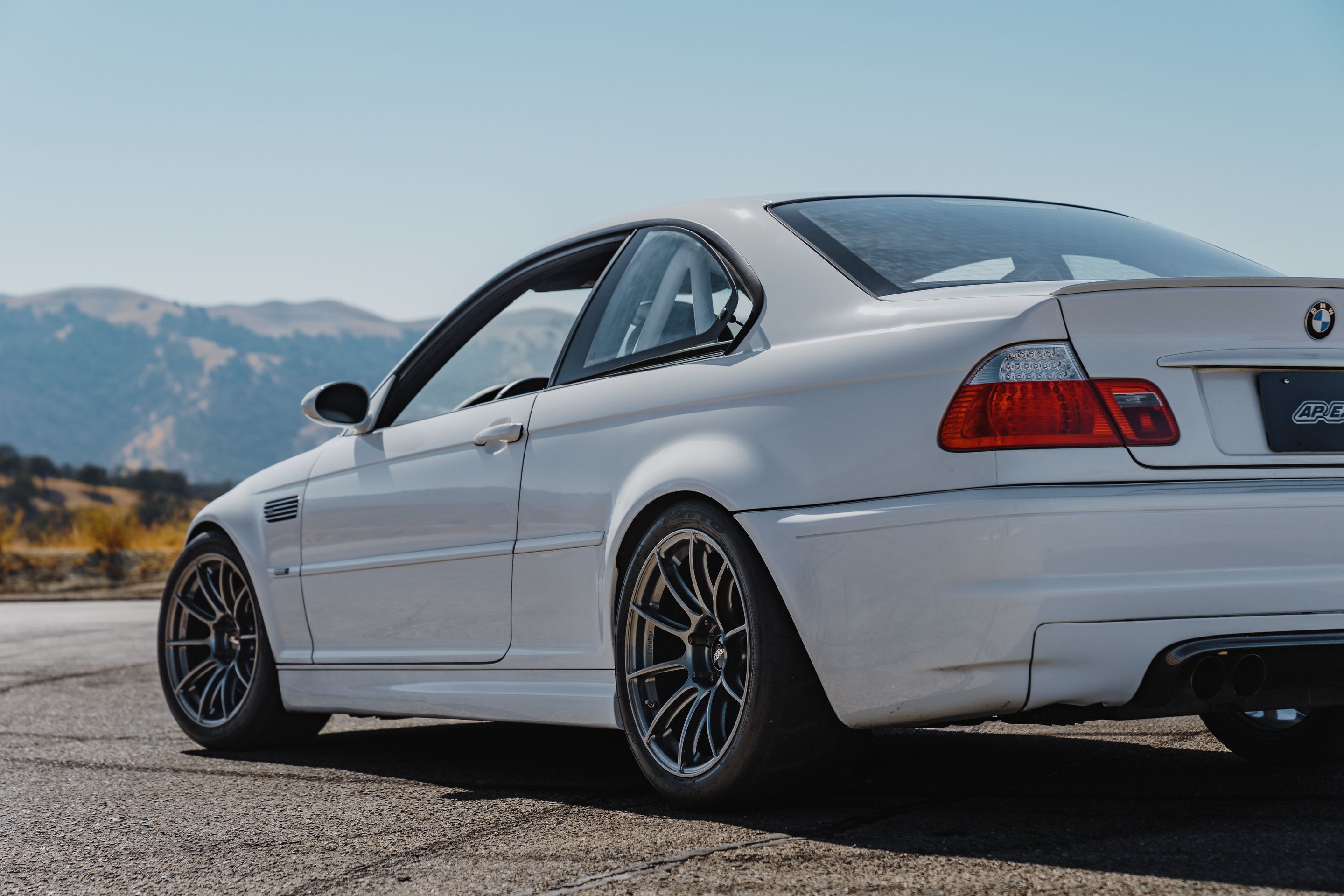 White BMW E46 M3 with 18" SM-10RS Apex wheels in Anthracite