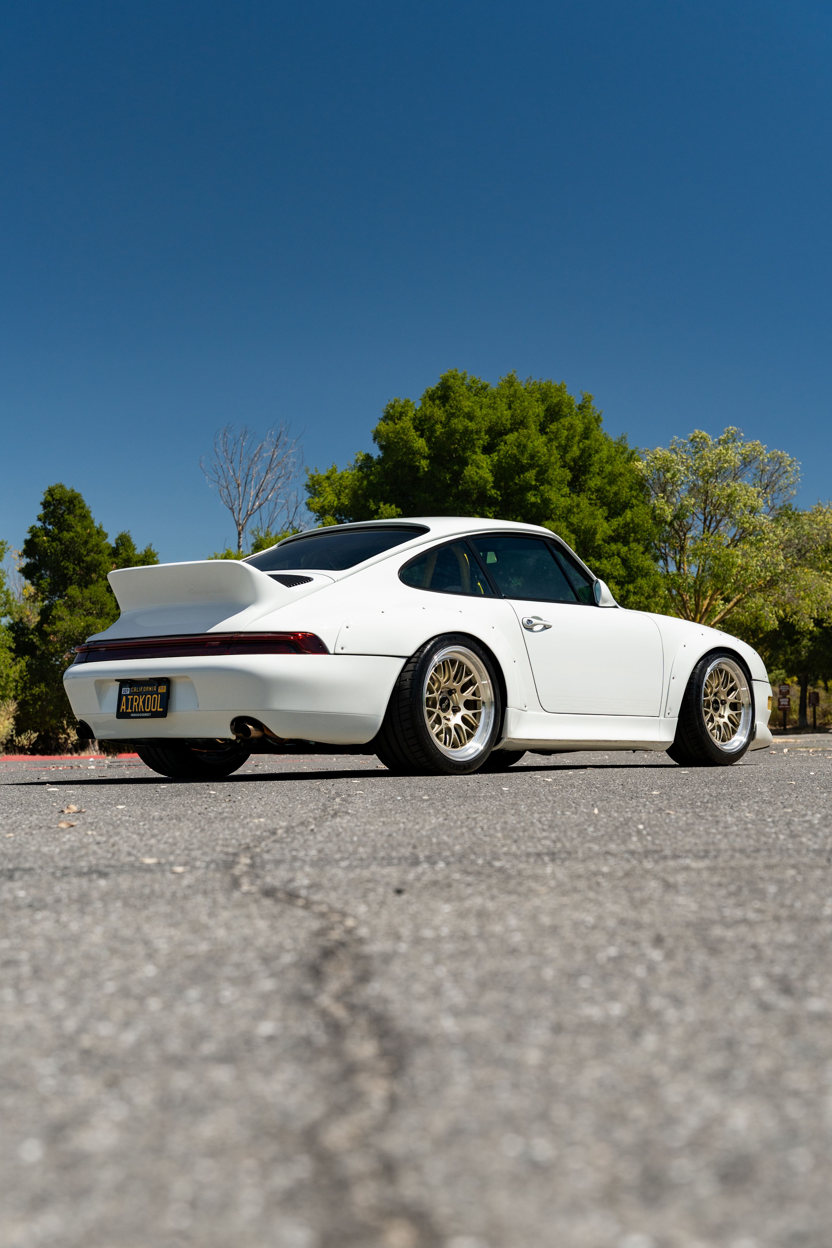White Porsche 911 993 Carrera with 18" ML-10RT Apex wheels in Machined Lip Gloss Motorsport Gold