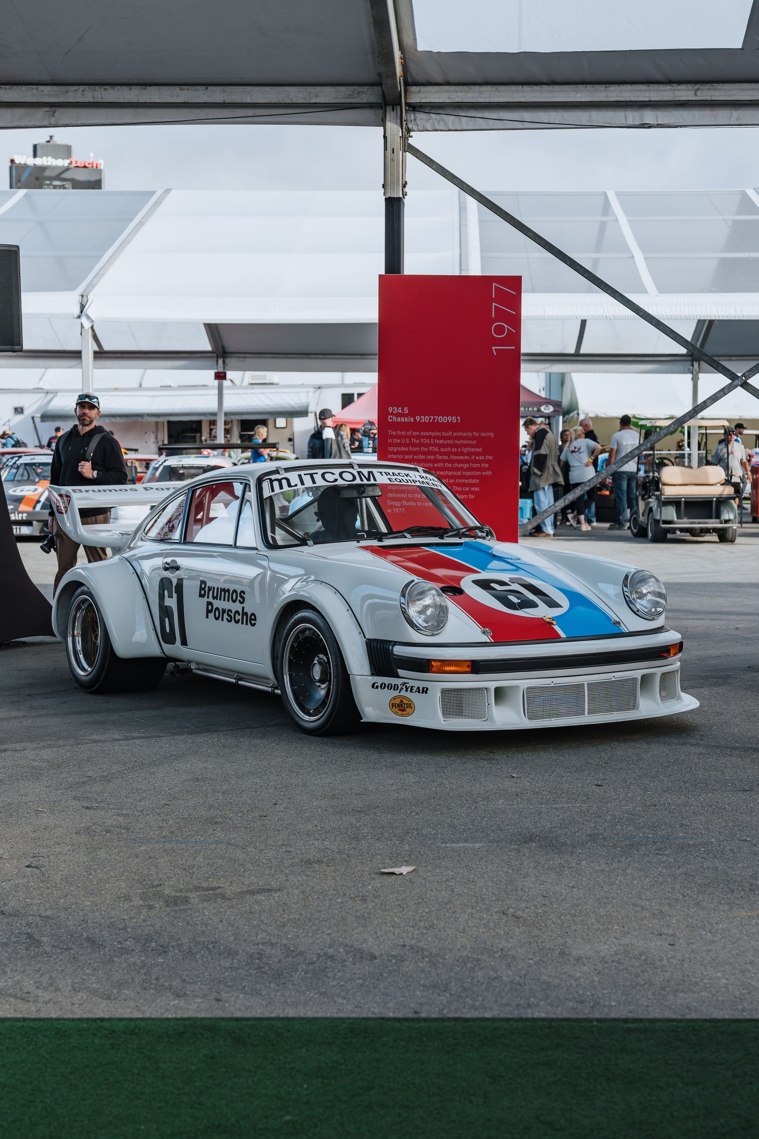 White Porsche 911 996 GT2 with 18" EC-7RS Apex wheels in Anthracite