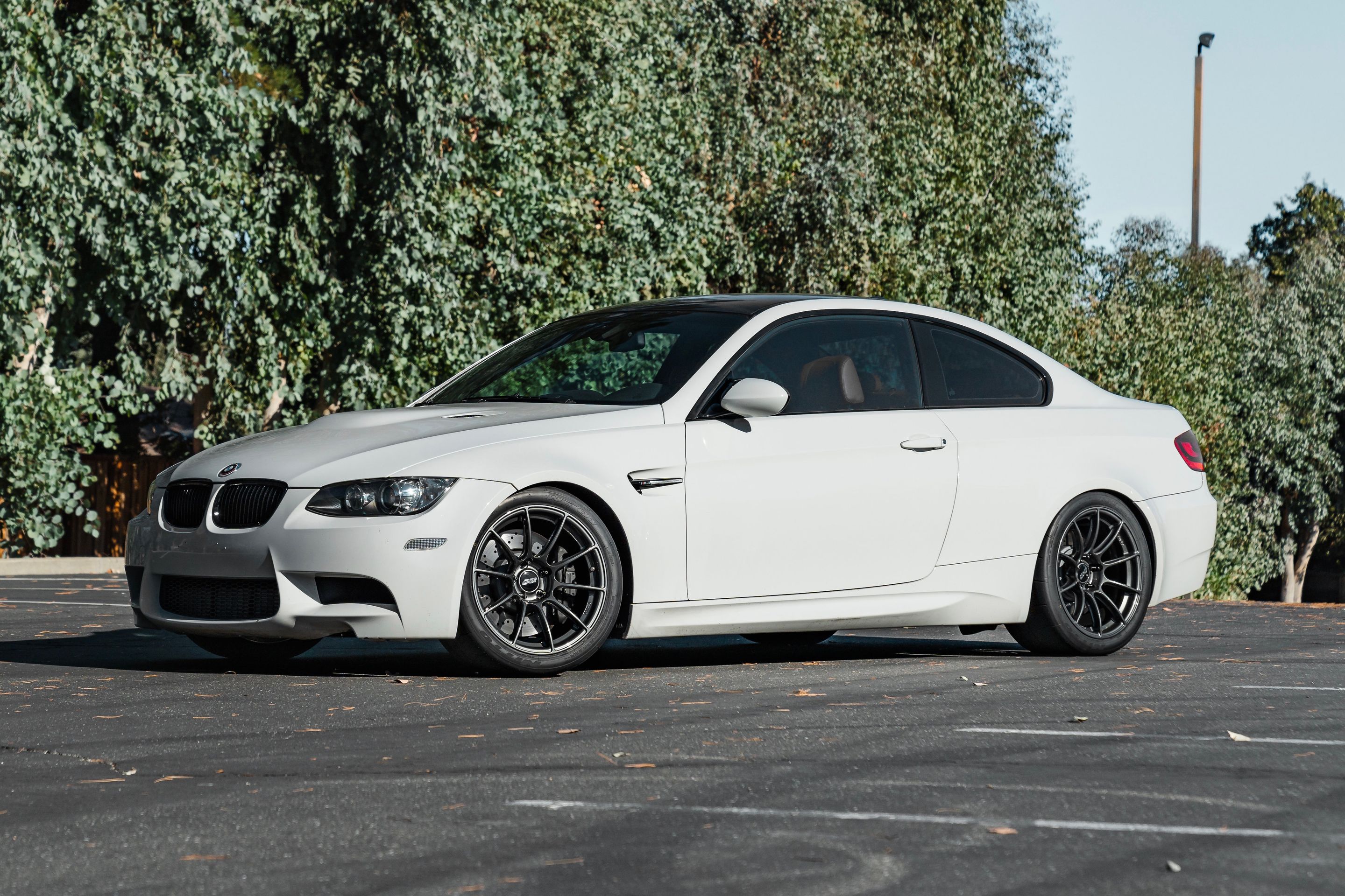 White BMW E92 Coupe M3 with 18" SM-10RS Apex wheels in Anthracite