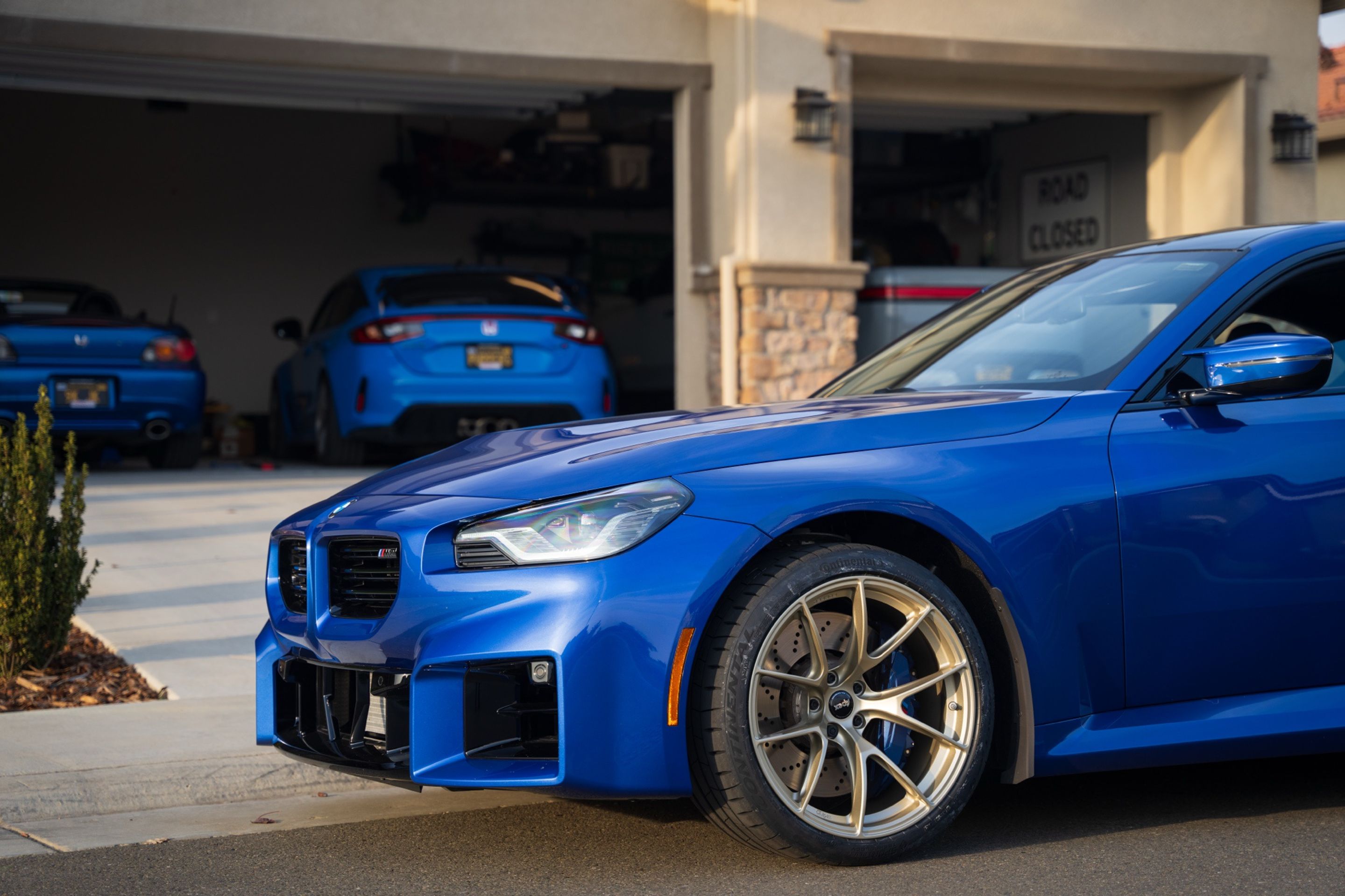 Blue BMW G87 M2 with 19" VS-5RS Apex wheels in Motorsport Gold