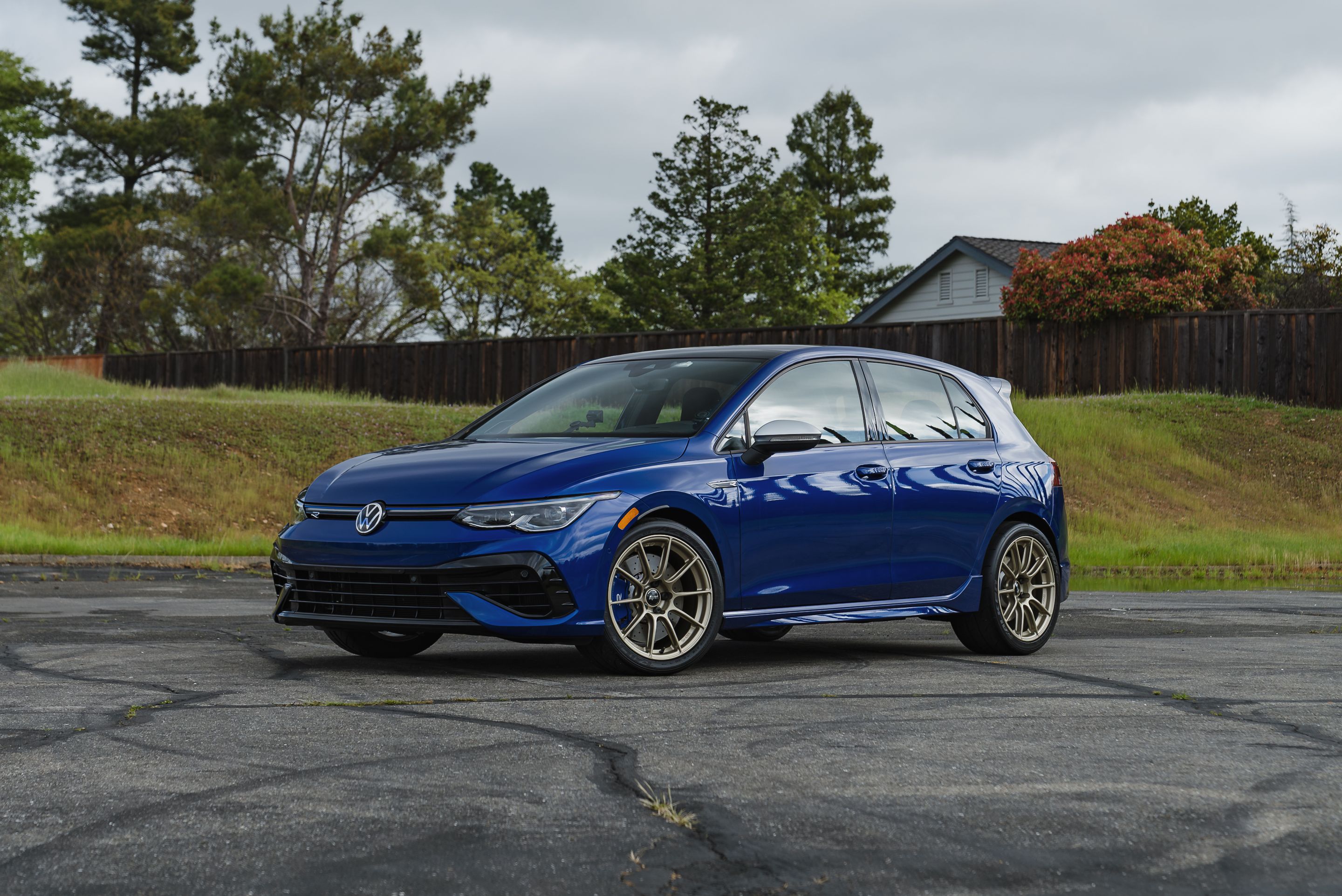 Blue VW MK8 Golf R with 18" SM-10RS Apex wheels in Motorsport Gold