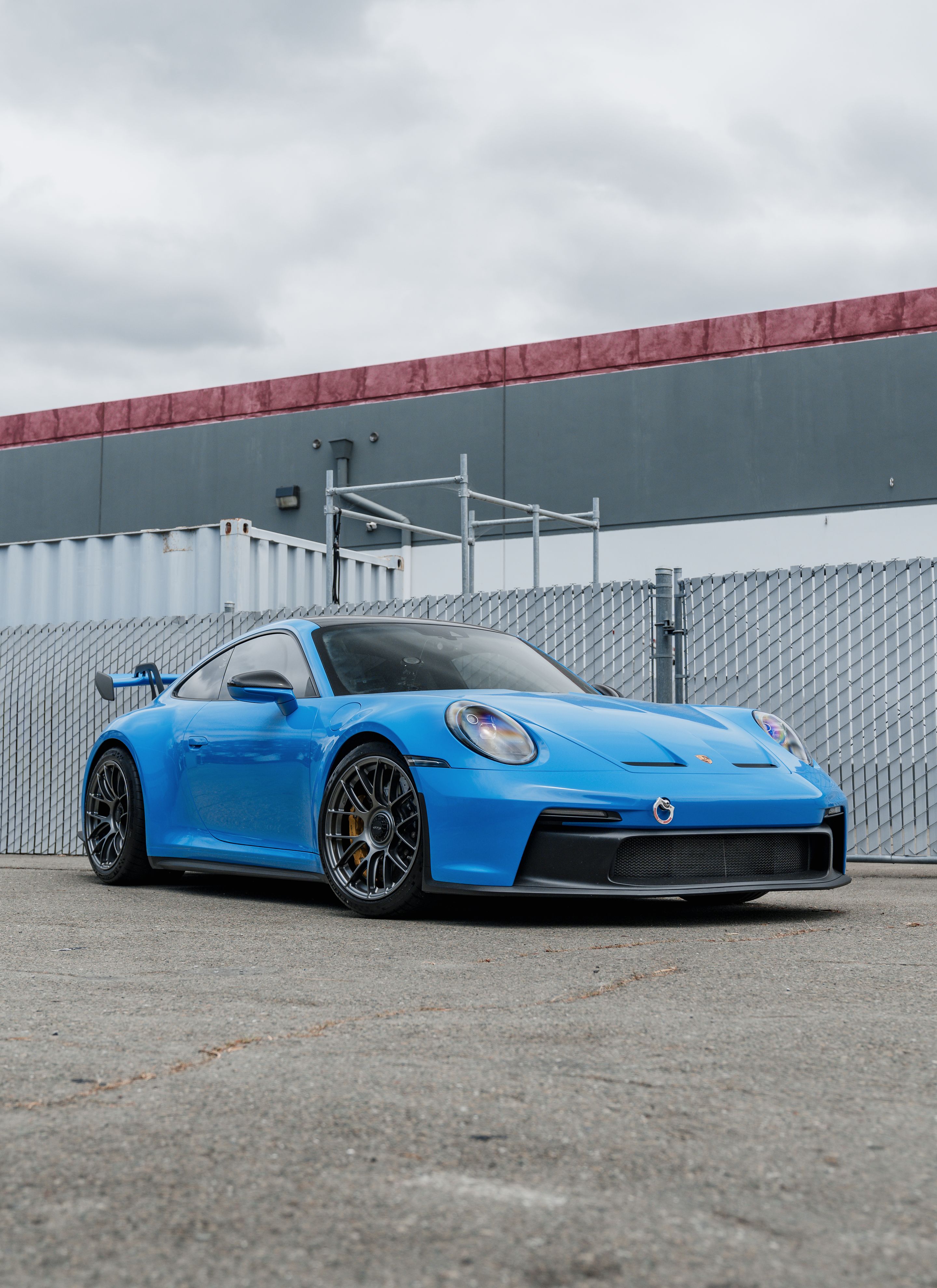 Blue Porsche 911 992.1 GT3 with 19" EC-7RS Apex wheels in Anthracite