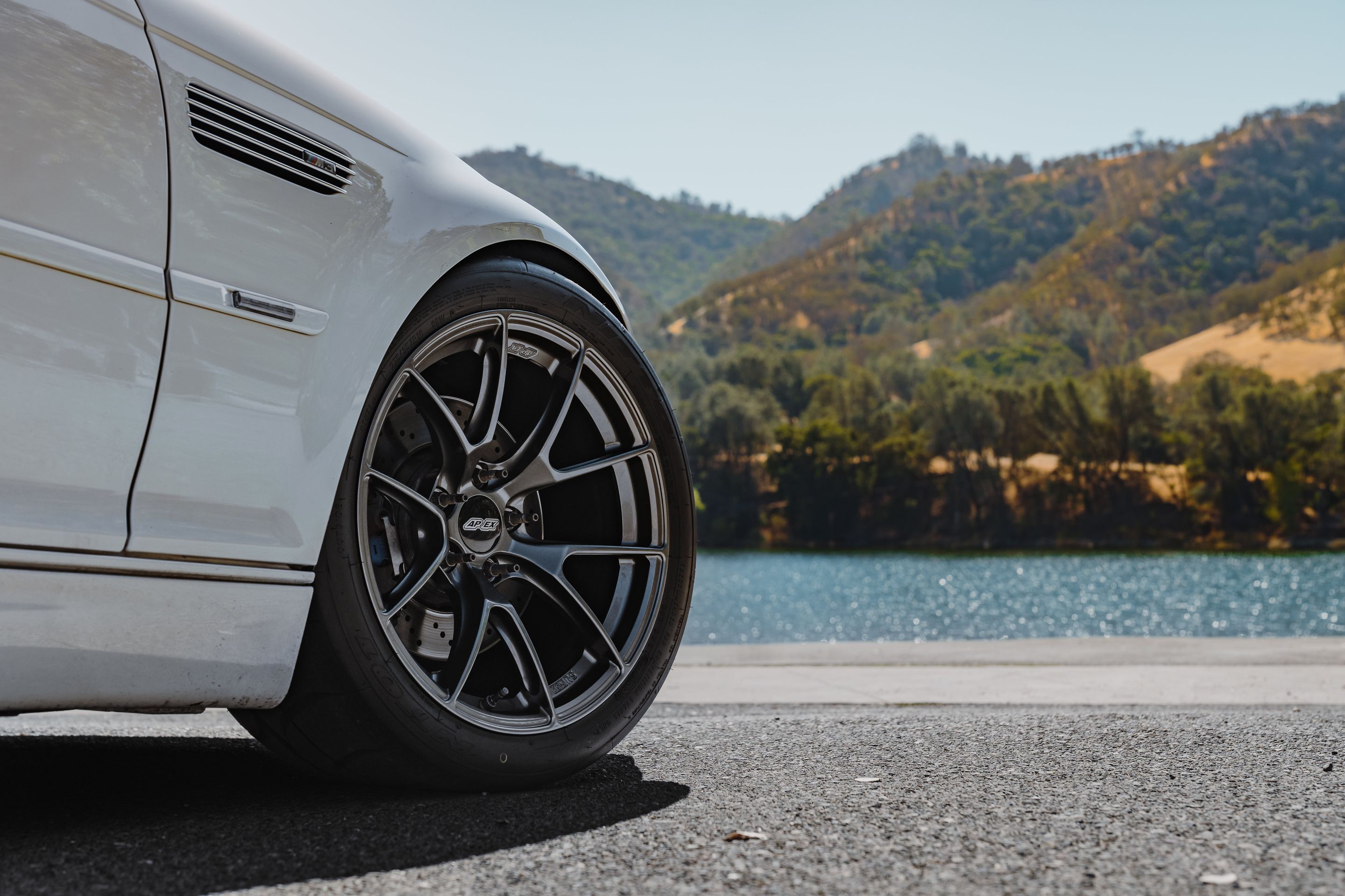 White BMW E46 M3 with 18" VS-5RS Apex wheels in Anthracite