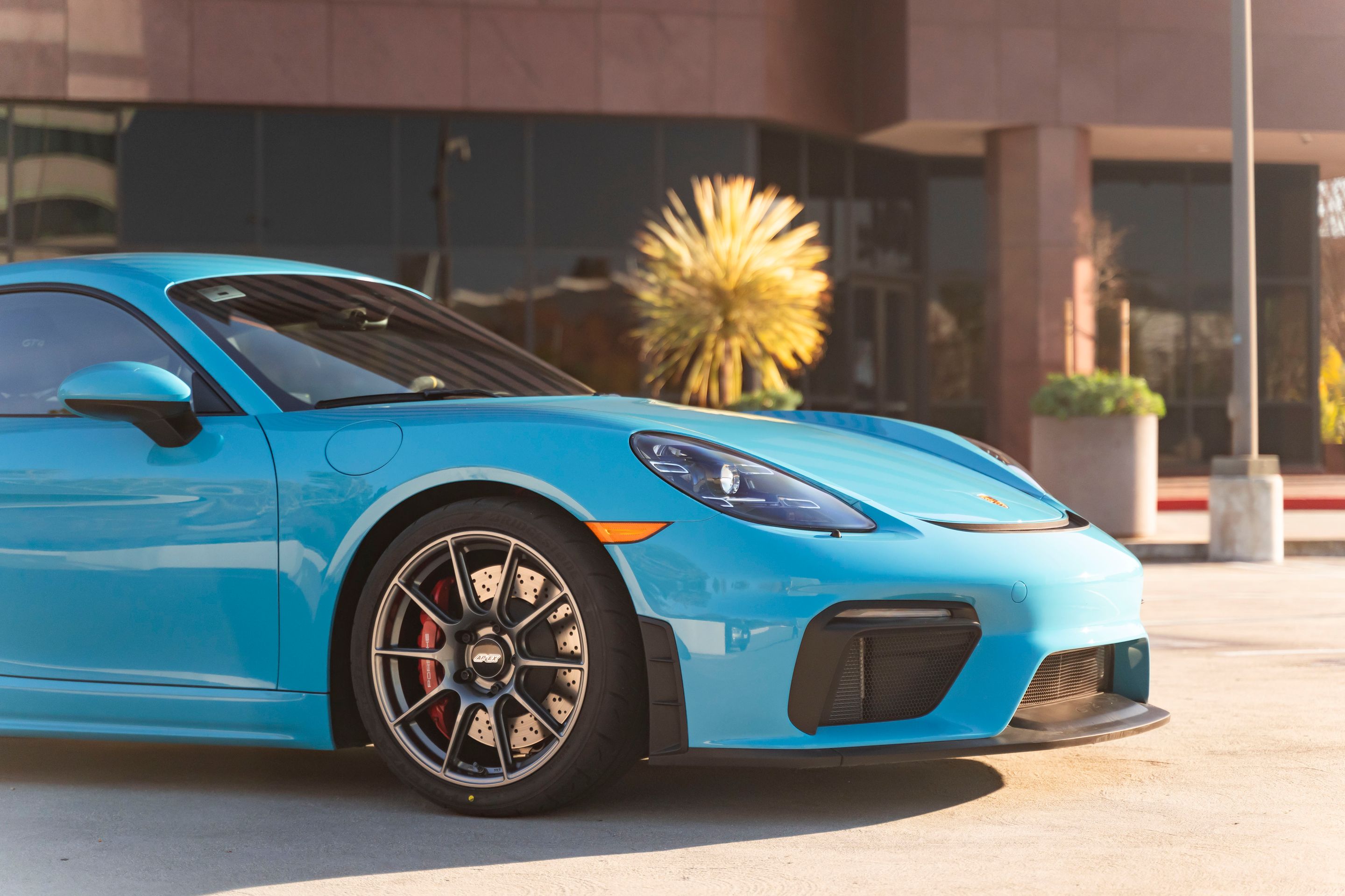 Blue Porsche 718 Cayman GT4 with 19" SM-10 Apex wheels in Anthracite