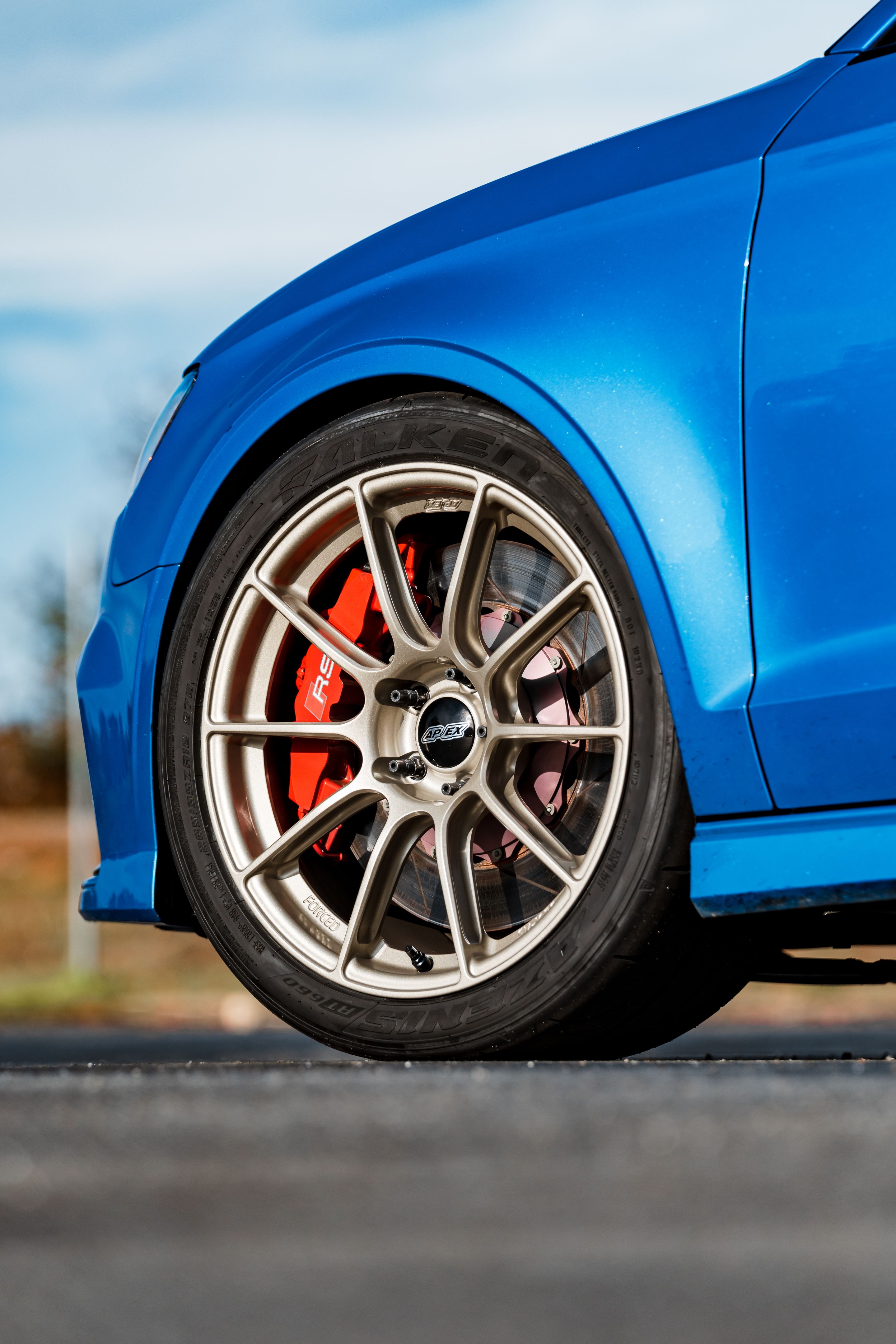 Blue Audi 8V RS 3 with 18" SM-10RS Apex wheels in Motorsport Gold