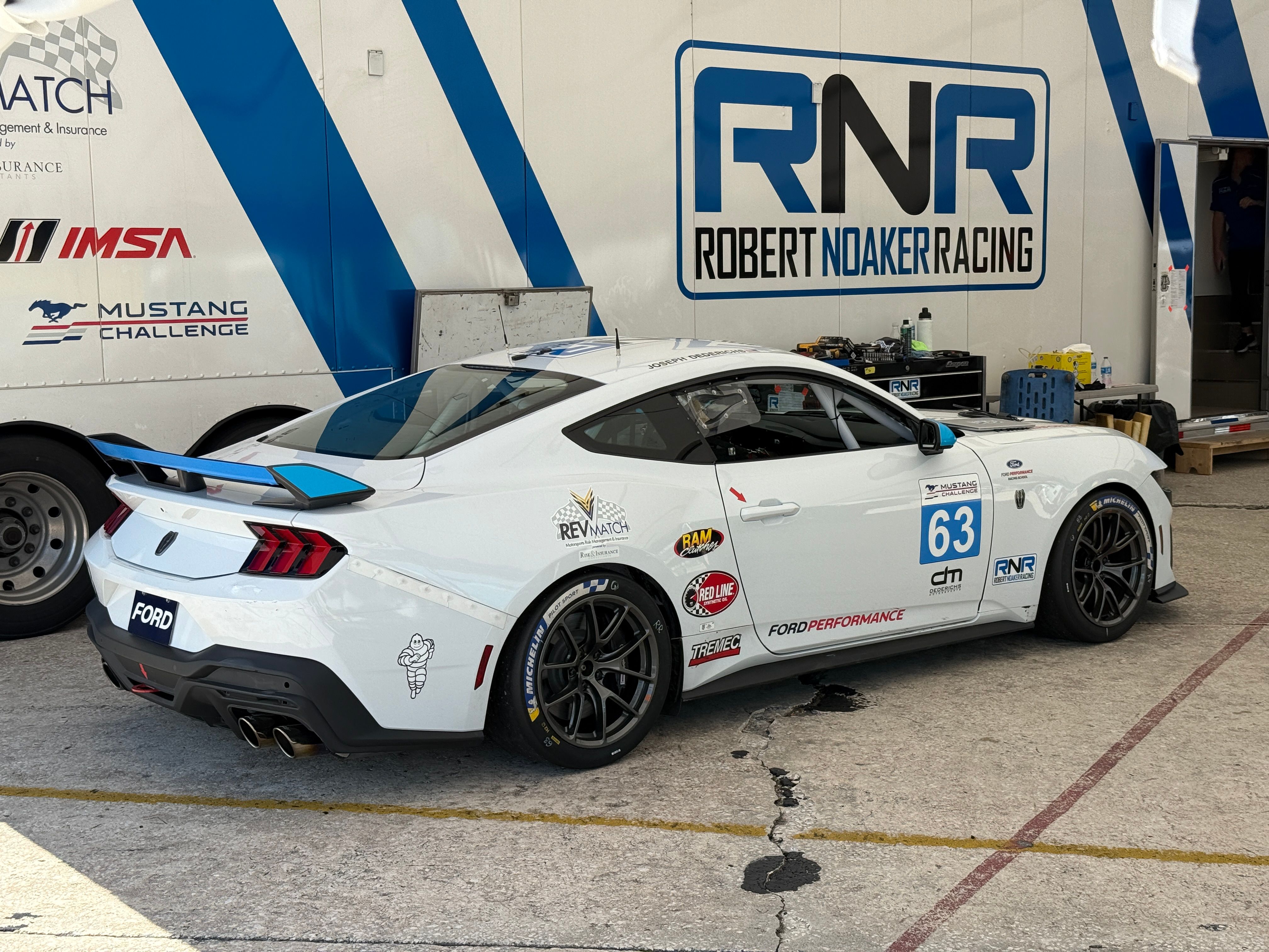 White Ford Mustang - VS-5RE in Anthracite