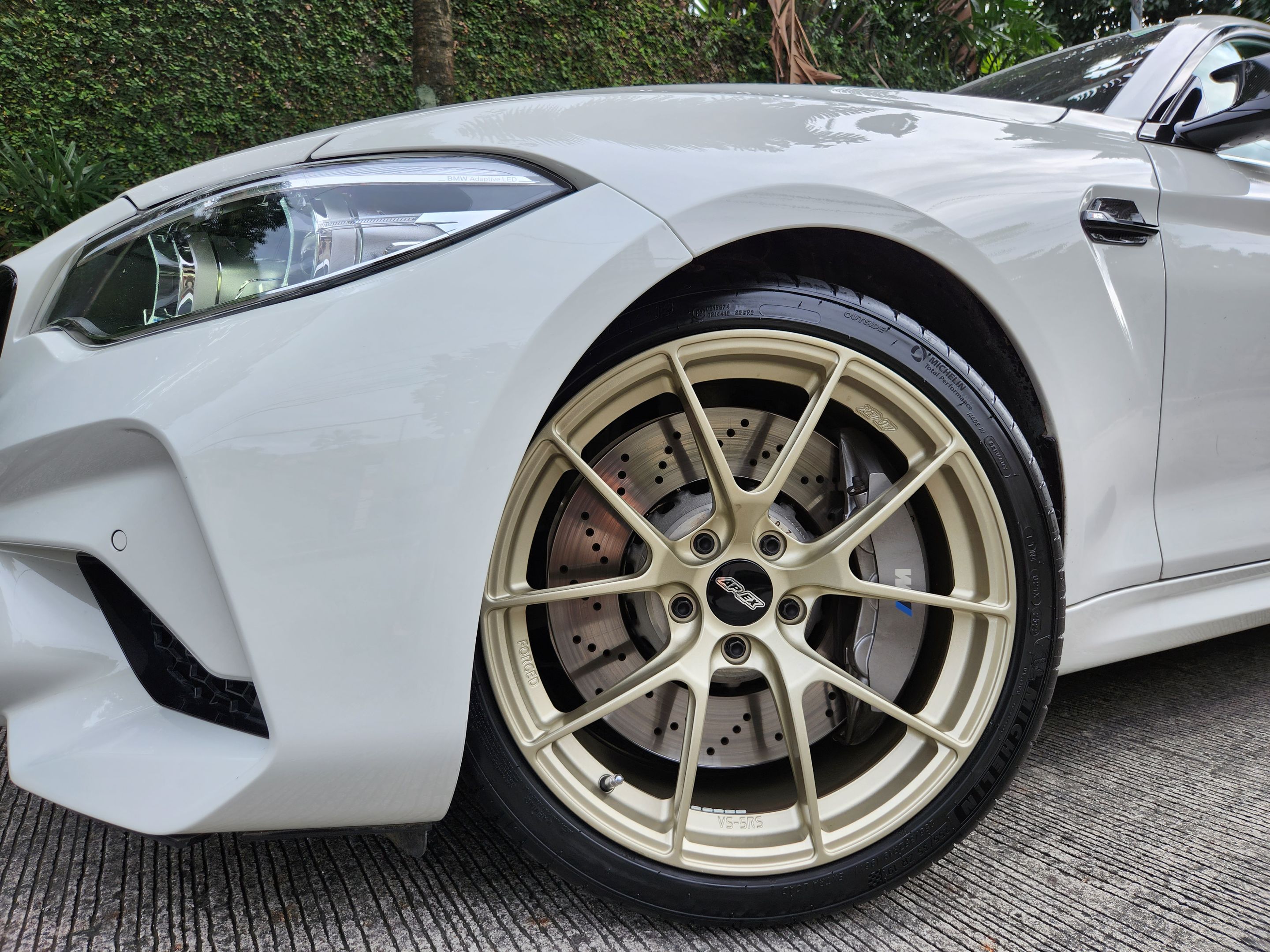 White BMW F87 M2 with 19" VS-5RS Apex wheels in Motorsport Gold