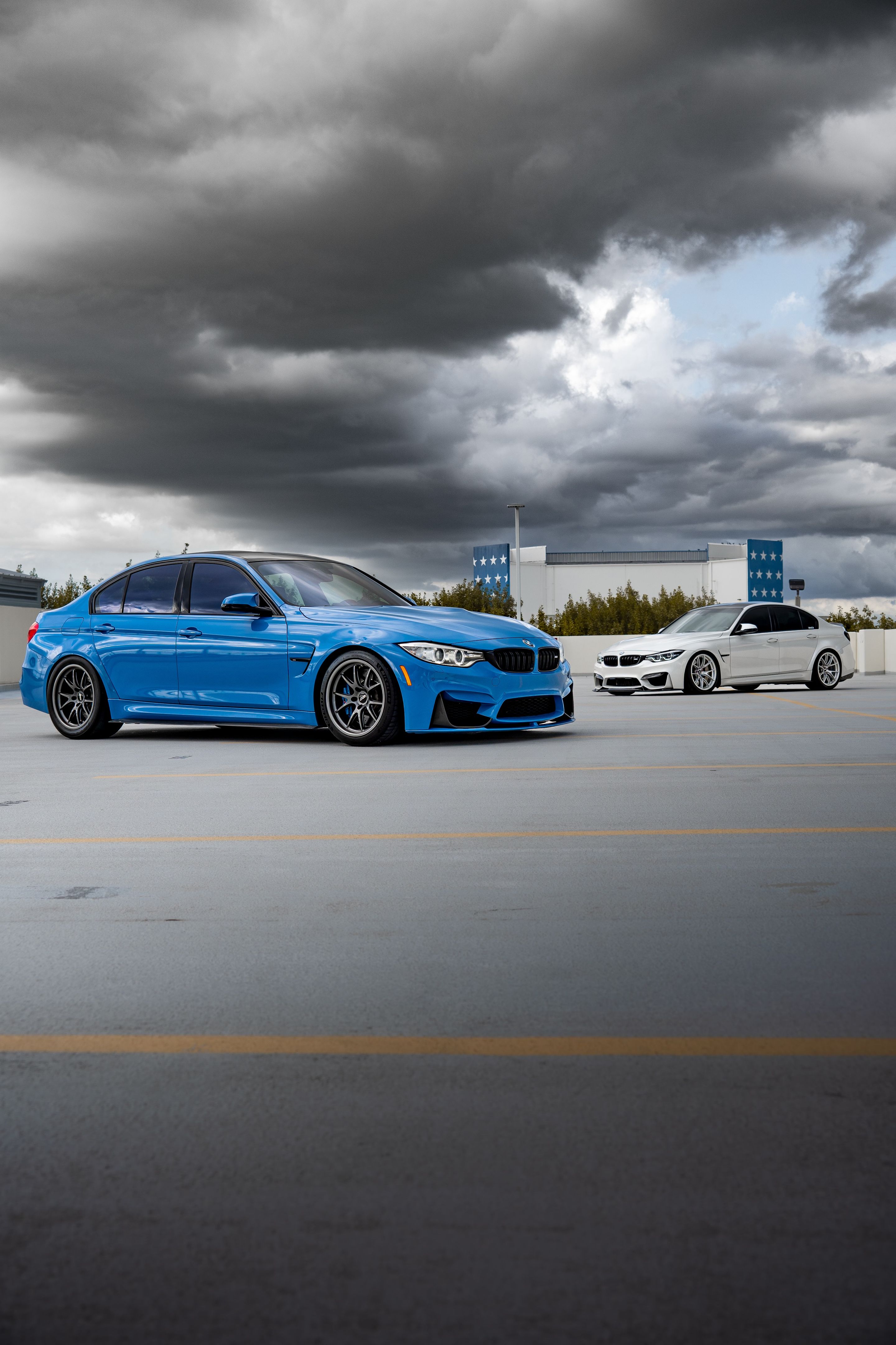 Blue BMW F80 M3 with 18" FL-5 Apex wheels in Anthracite