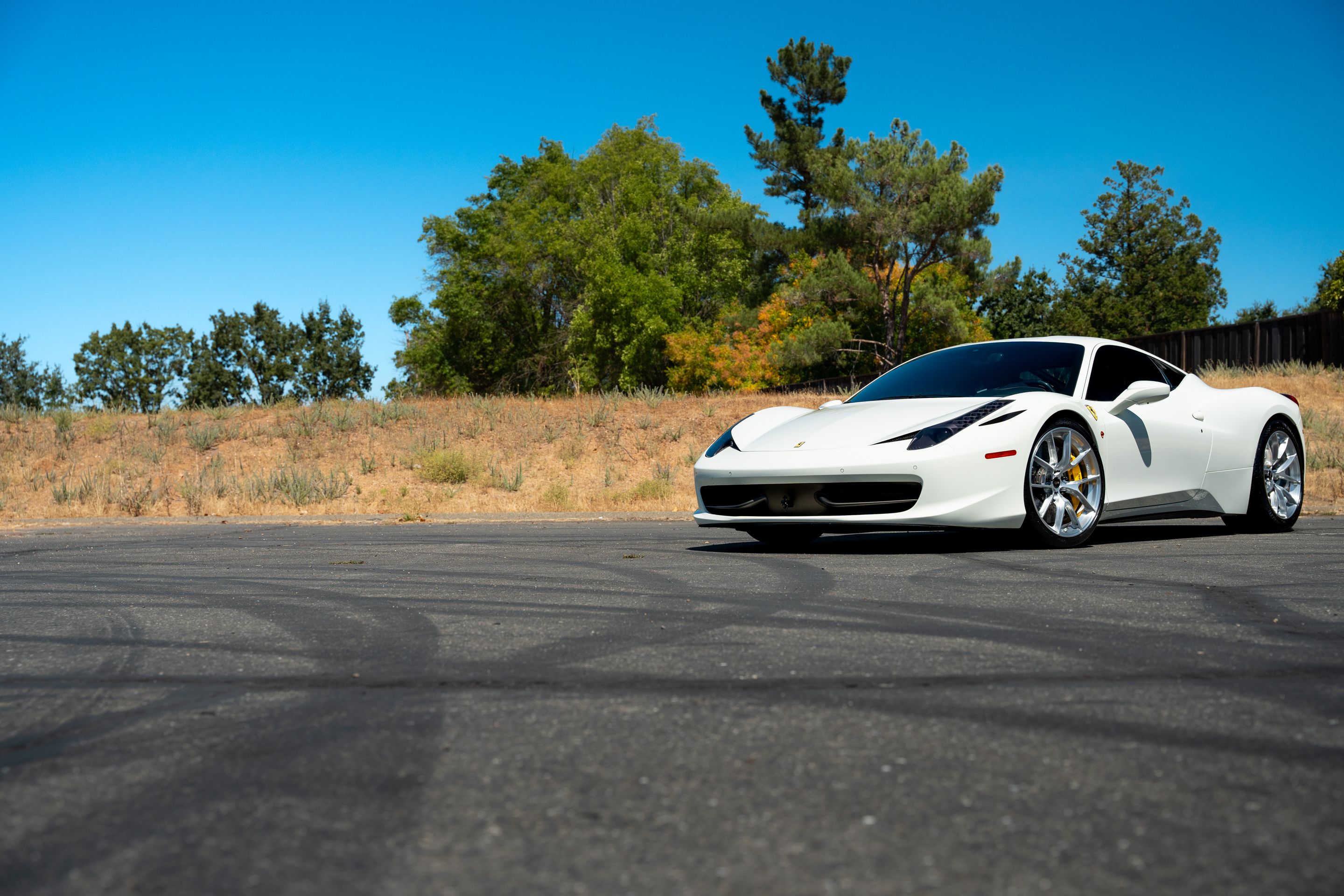 White Ferrari 458 Italia with 20" VS-5RS Apex wheels in Brushed Clear