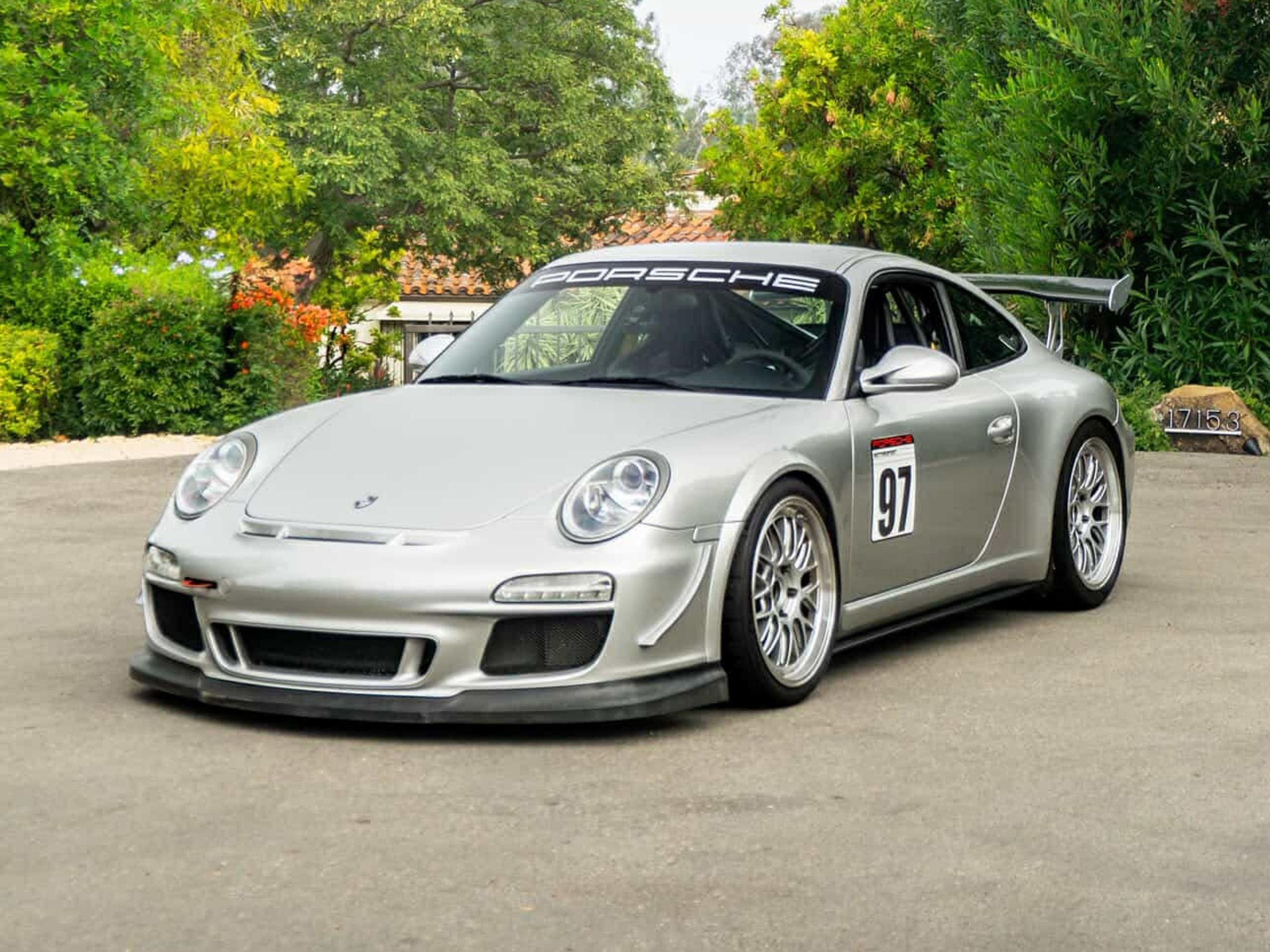 Silver Porsche 911 997 GT3 with 19" ML-10RT Apex wheels in Machined Lip Race Silver