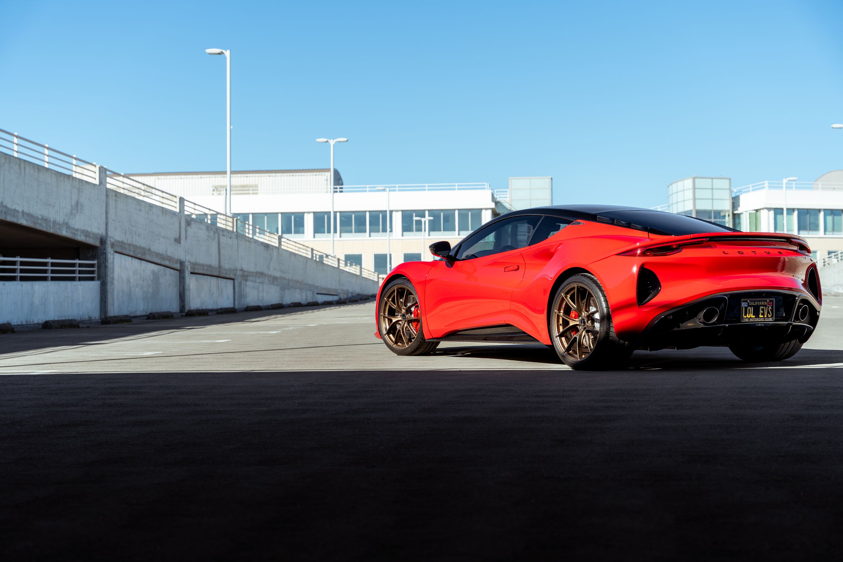 Red Lotus Emira with 20" VS-5RS Apex wheels in Anthracite