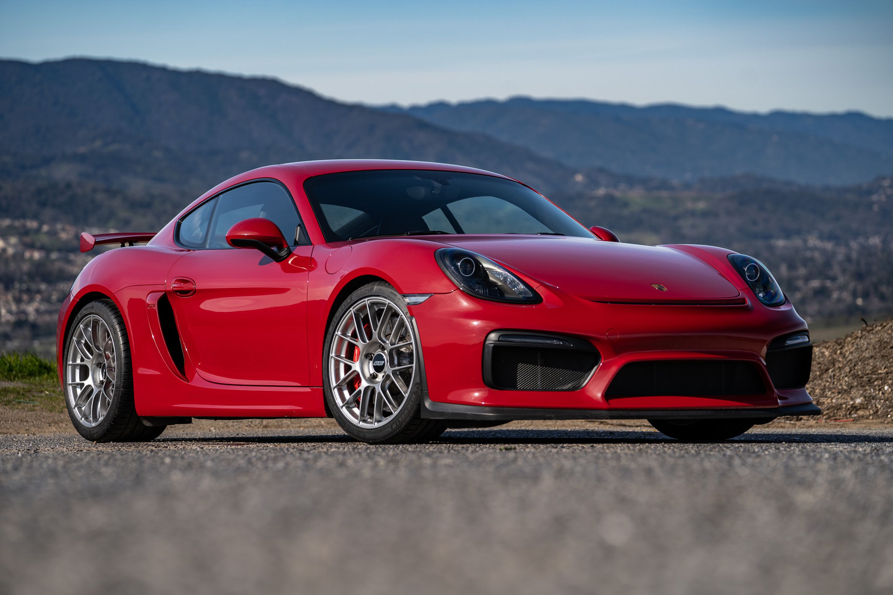 Red Porsche 981 Cayman GT4 with 19" EC-7RS Apex wheels in Race Silver
