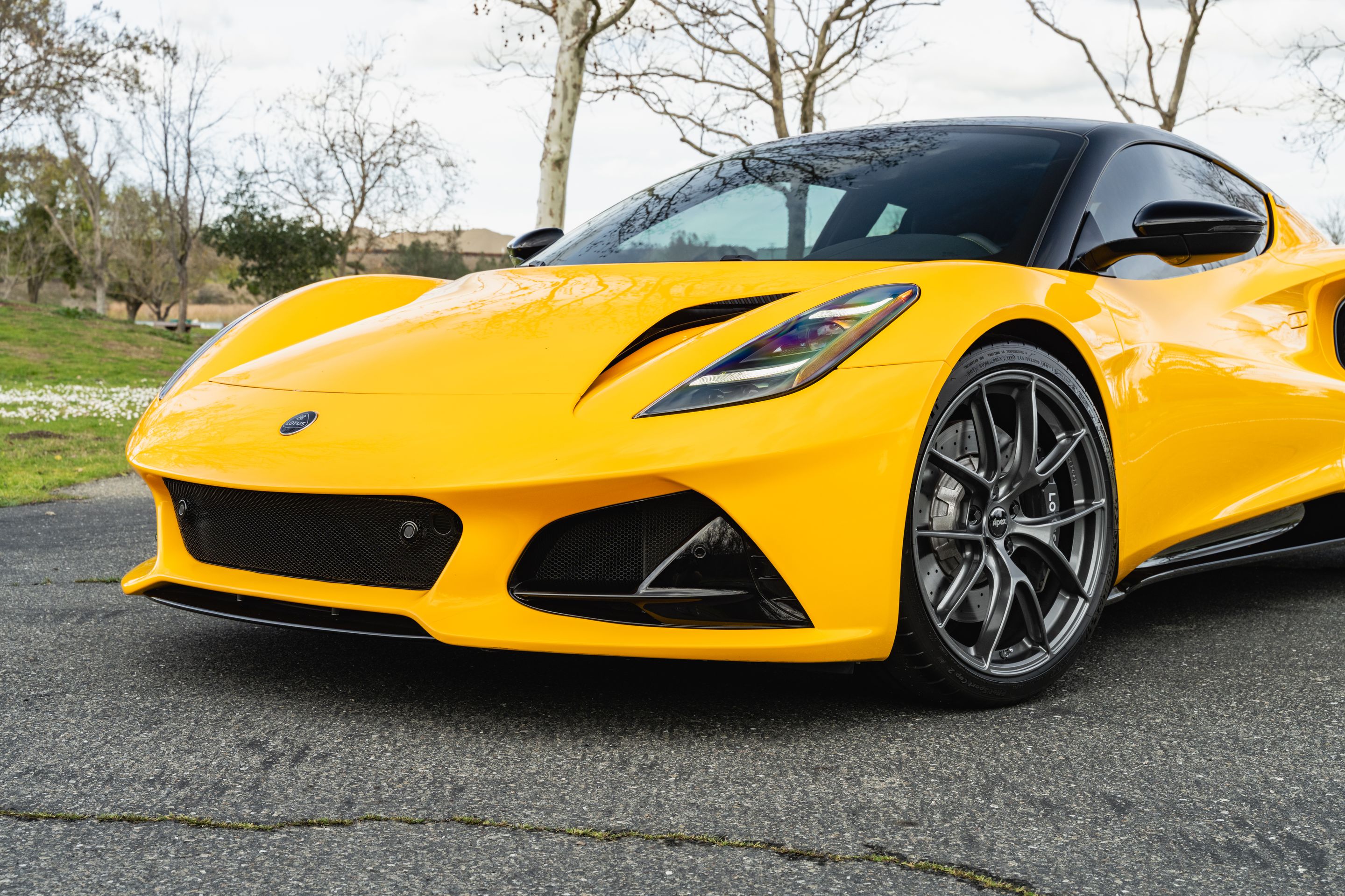 Yellow Lotus Emira with 20" VS-5RS Apex wheels in Anthracite