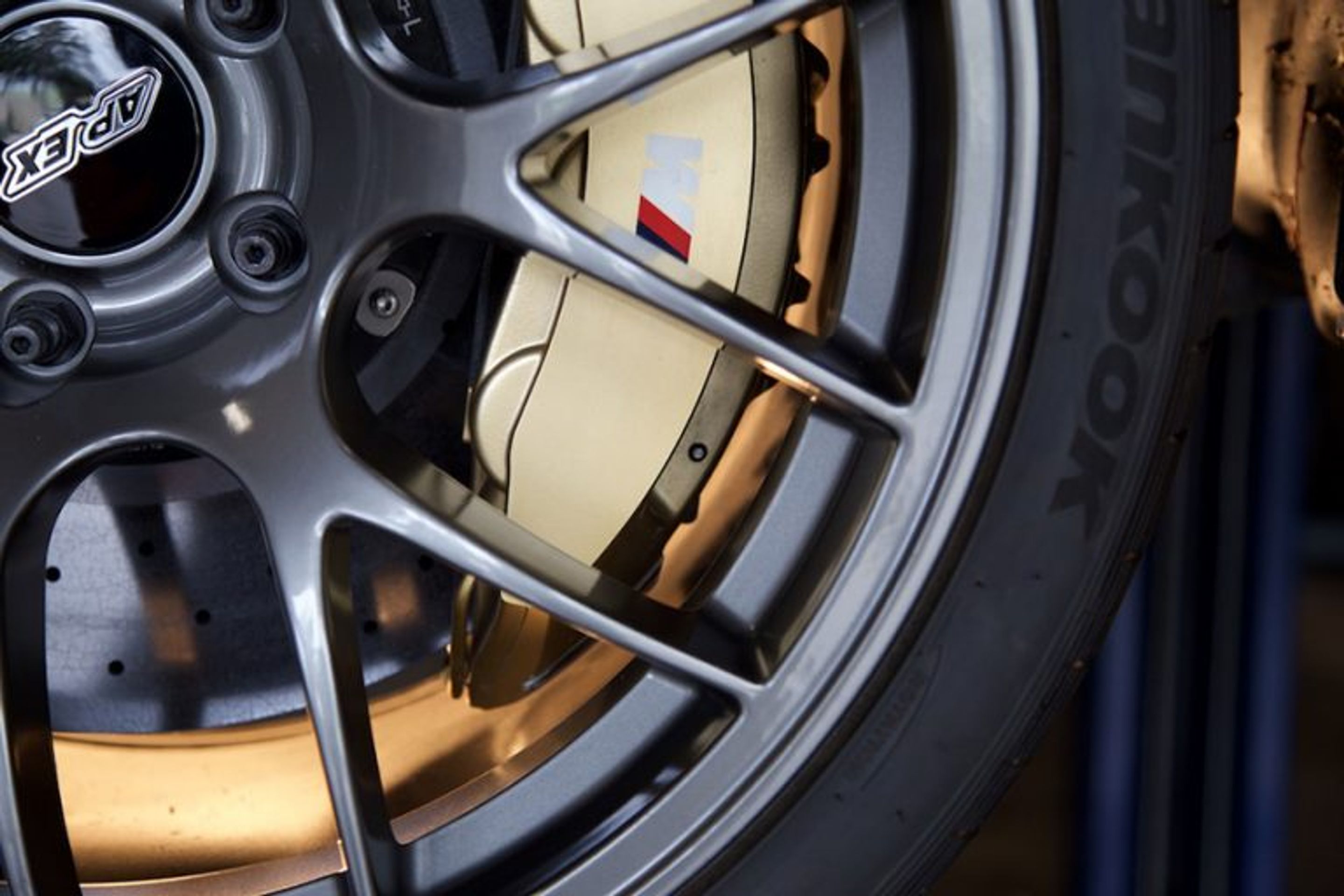 White BMW F82 Coupe M4 with 19" EC-7 Apex wheels in Anthracite