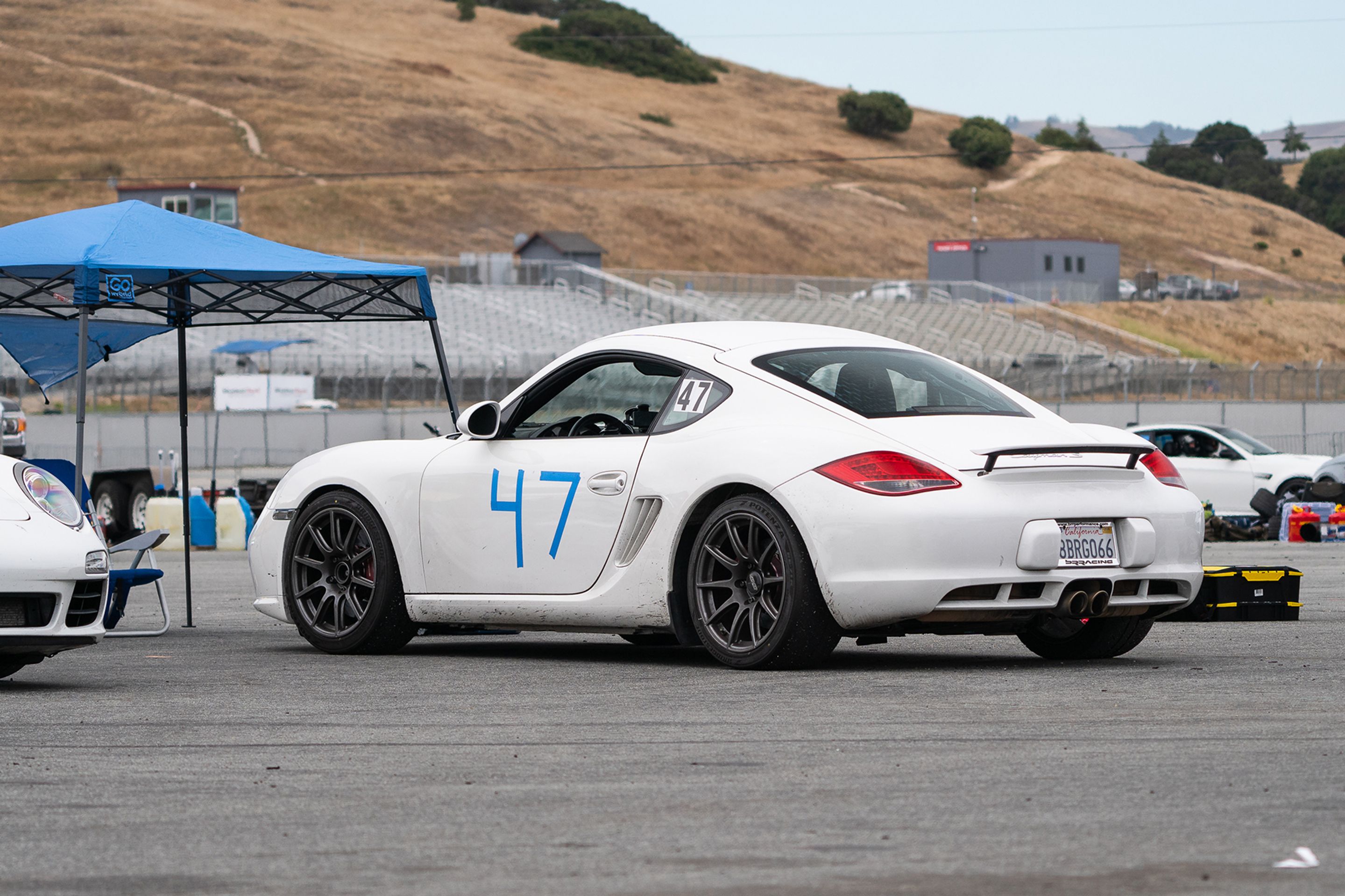 White Porsche 911 996 GT2 with 20" FL-5 Apex wheels in Brushed Clear