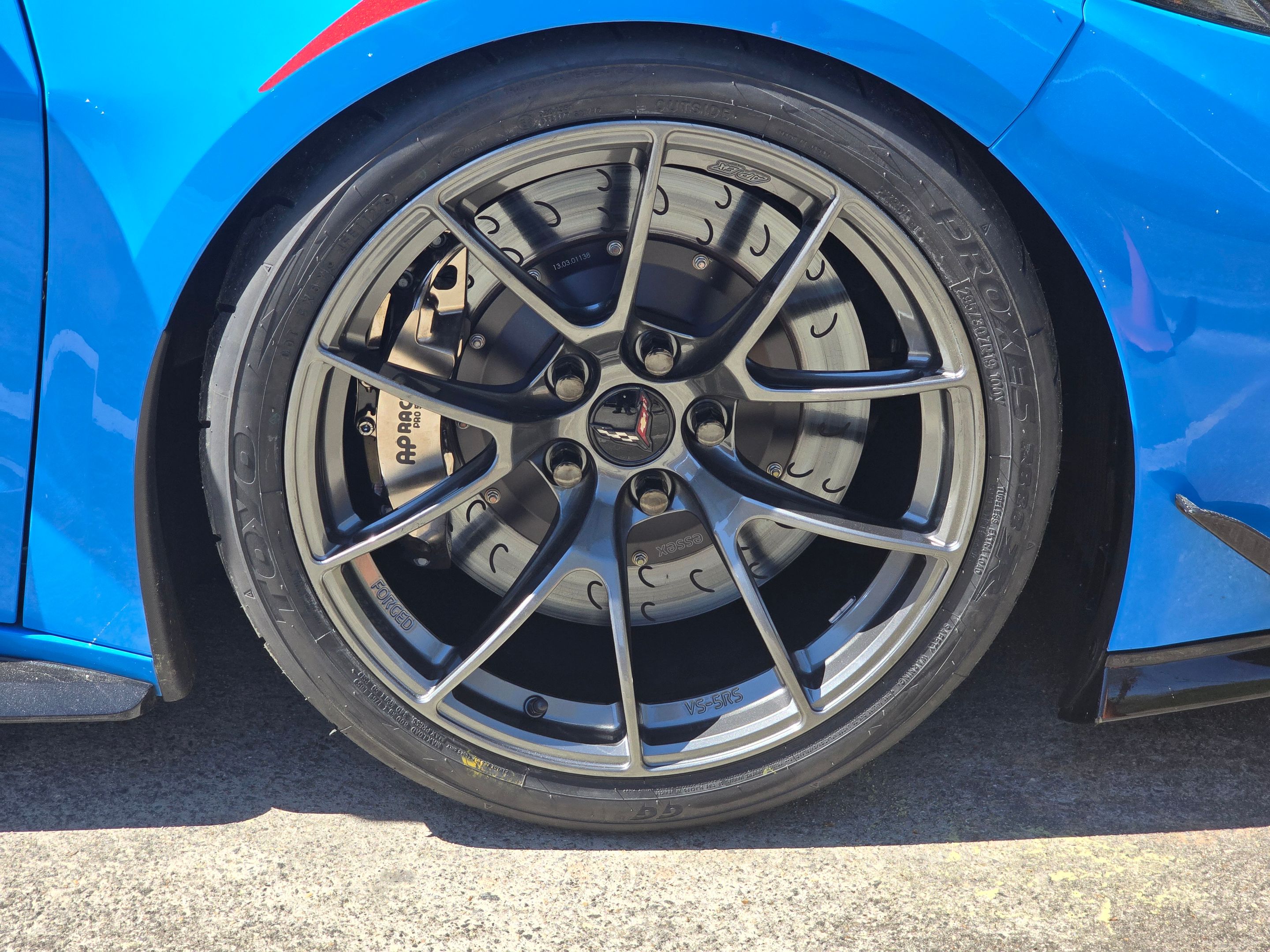 Blue Chevrolet C8 Corvette Z06 with 19" VS-5RS Apex wheels in Anthracite