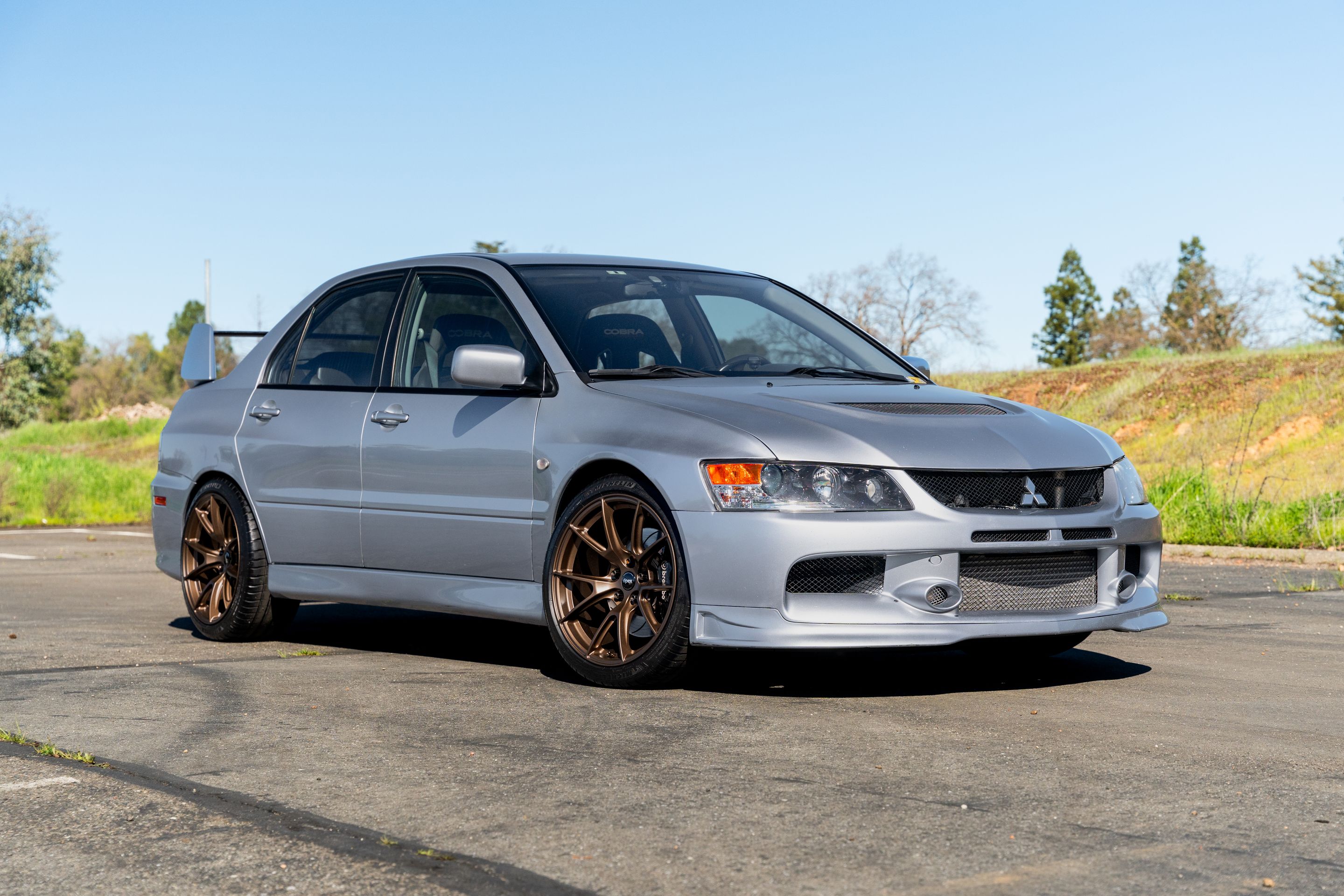 Silver Mitsubishi Lancer Evolution IX with 18" VS-5 Apex wheels in Satin Bronze