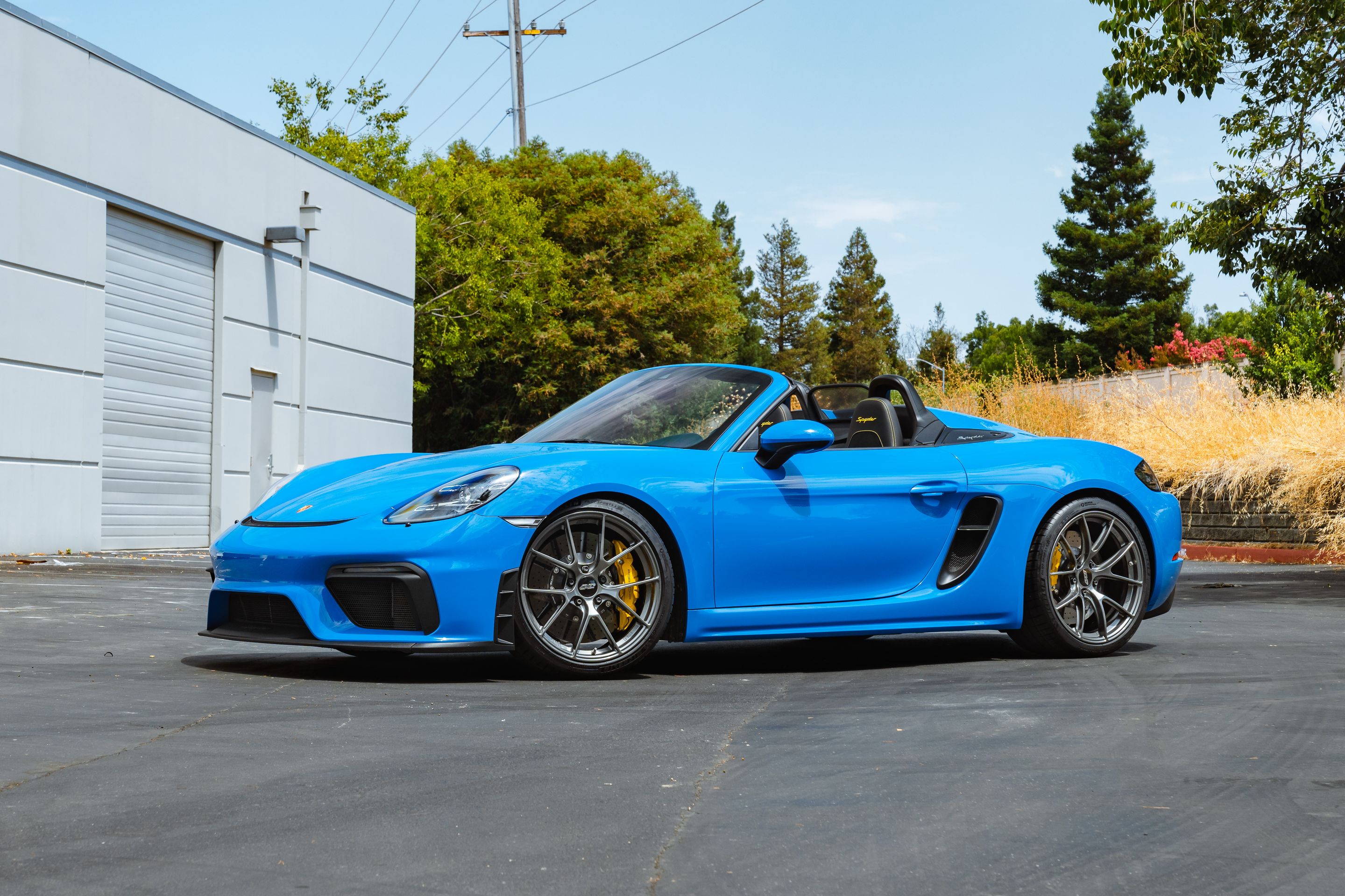 Blue Porsche 718 Spyder with 20" VS-5RS Apex wheels in Anthracite