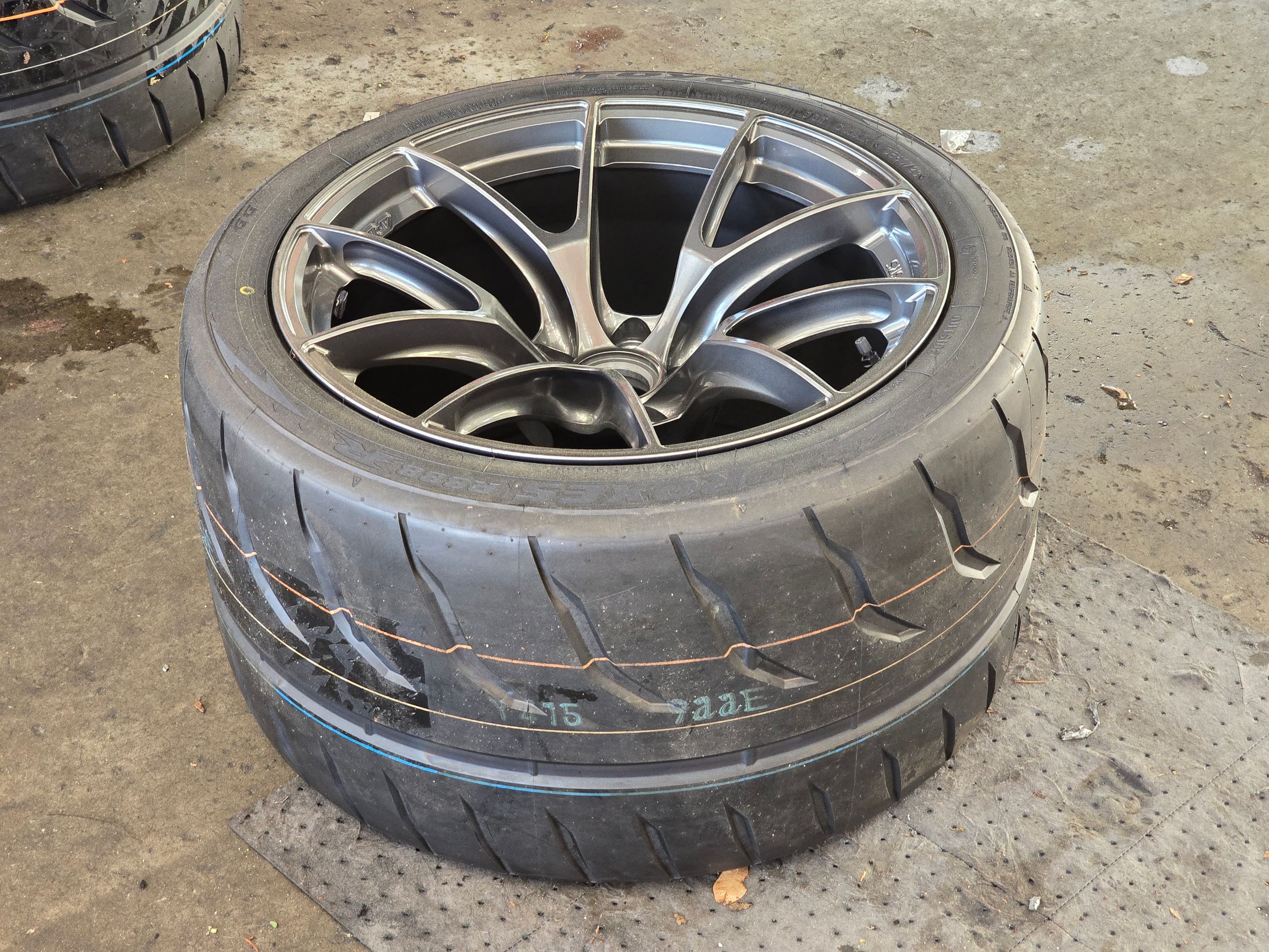 Blue Chevrolet C8 Corvette Z06 with 19" VS-5RS Apex wheels in Anthracite